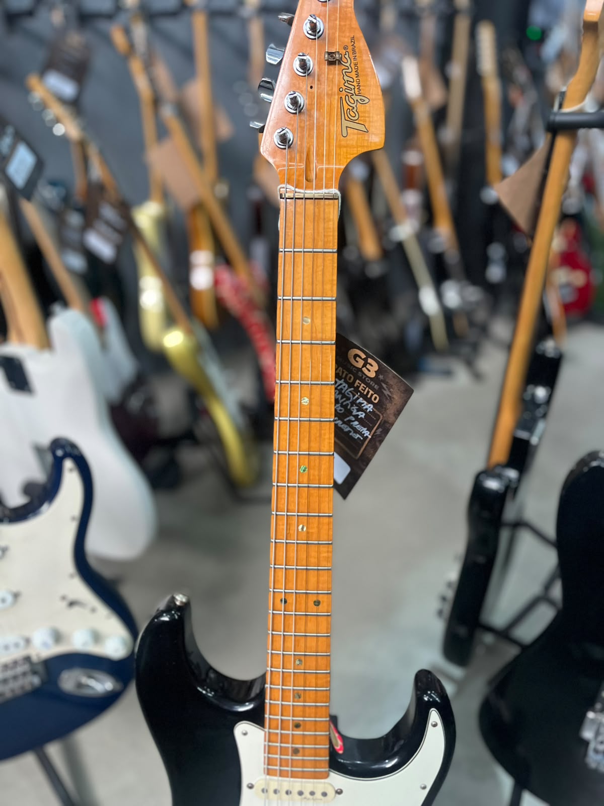 GUITARRA TAGIMA ANTIGA STRATO PRETA COM ESCUDO CREME miniatura 5
