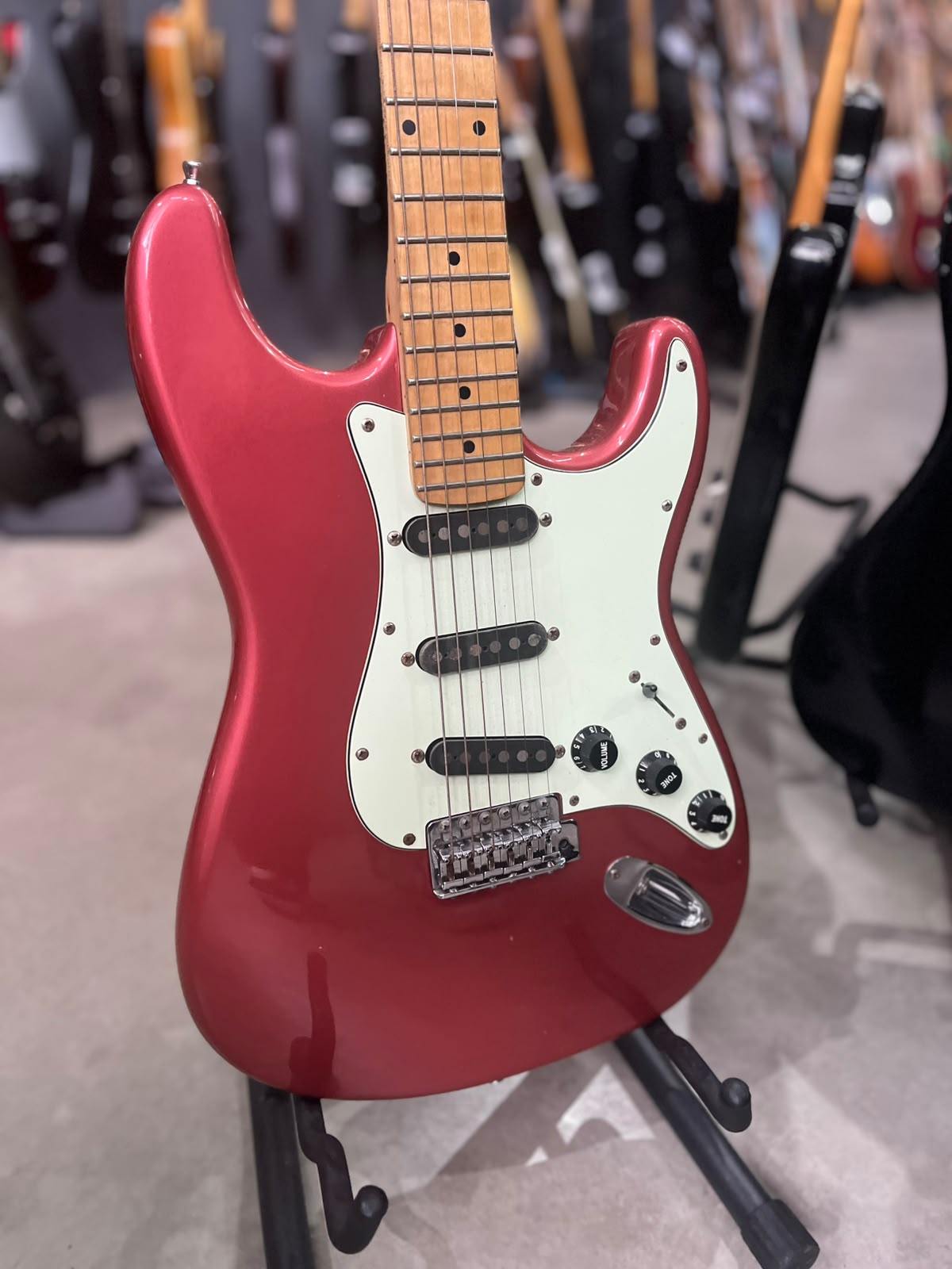 GUITARRA STUDEBACKER  STRATO ROSA ESCUDO MENTA miniatura 3