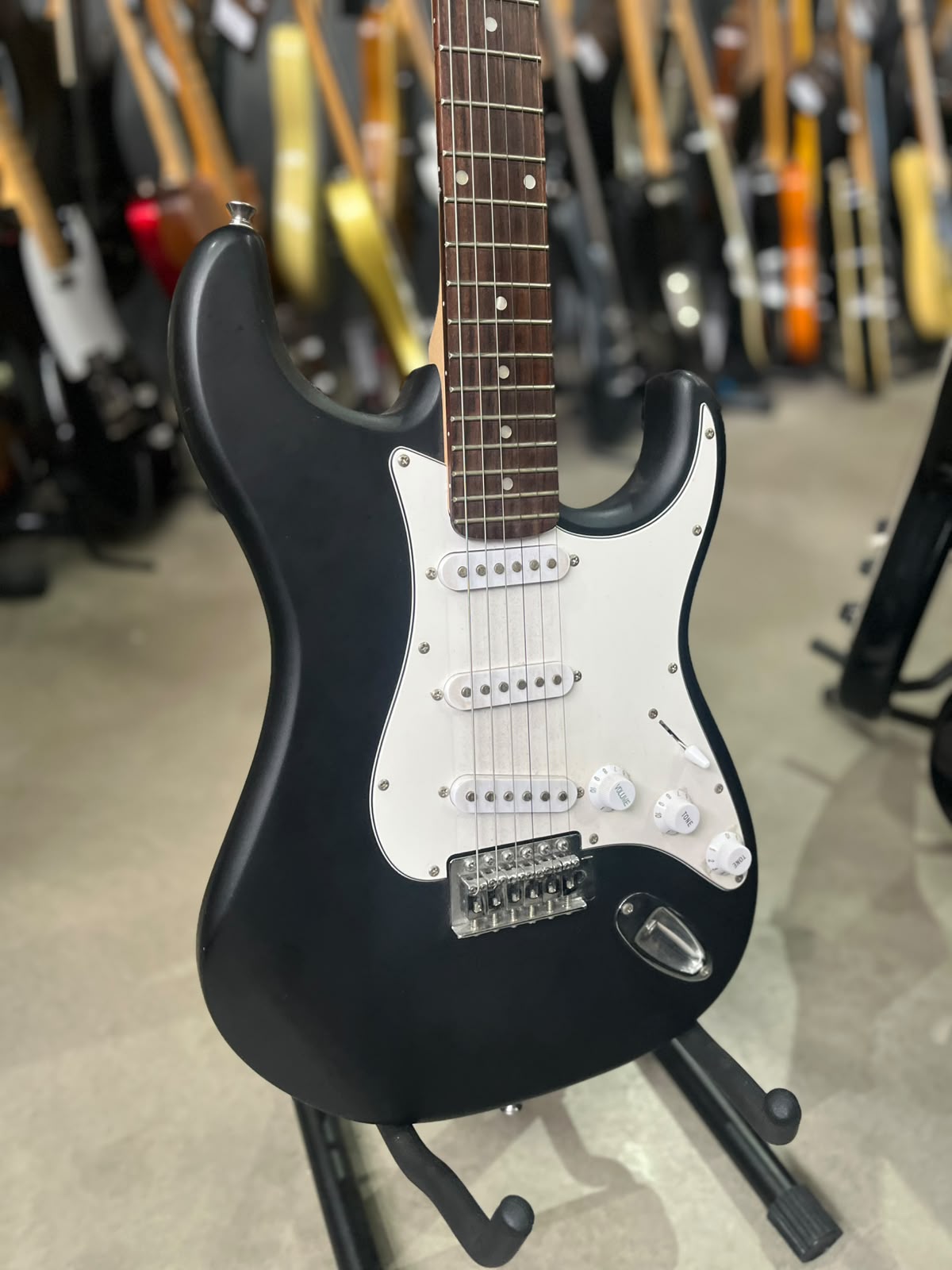 Guitarra Memphis MG32 Strato  Preta fosca escudo branco miniatura 3