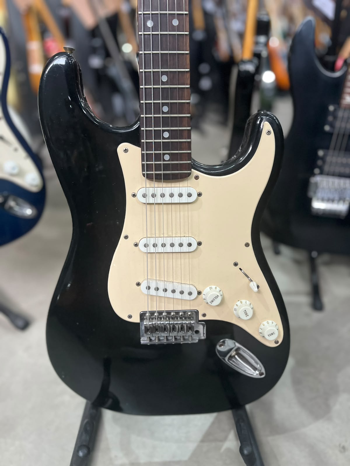 Guitarra Strato Preta escudo creme 7Rkins