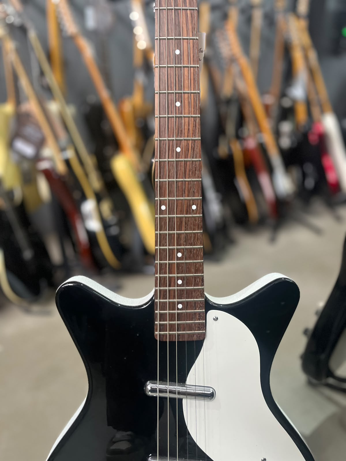 Guitarra Danelectro Stock 59 preta- escudo branco miniatura 4