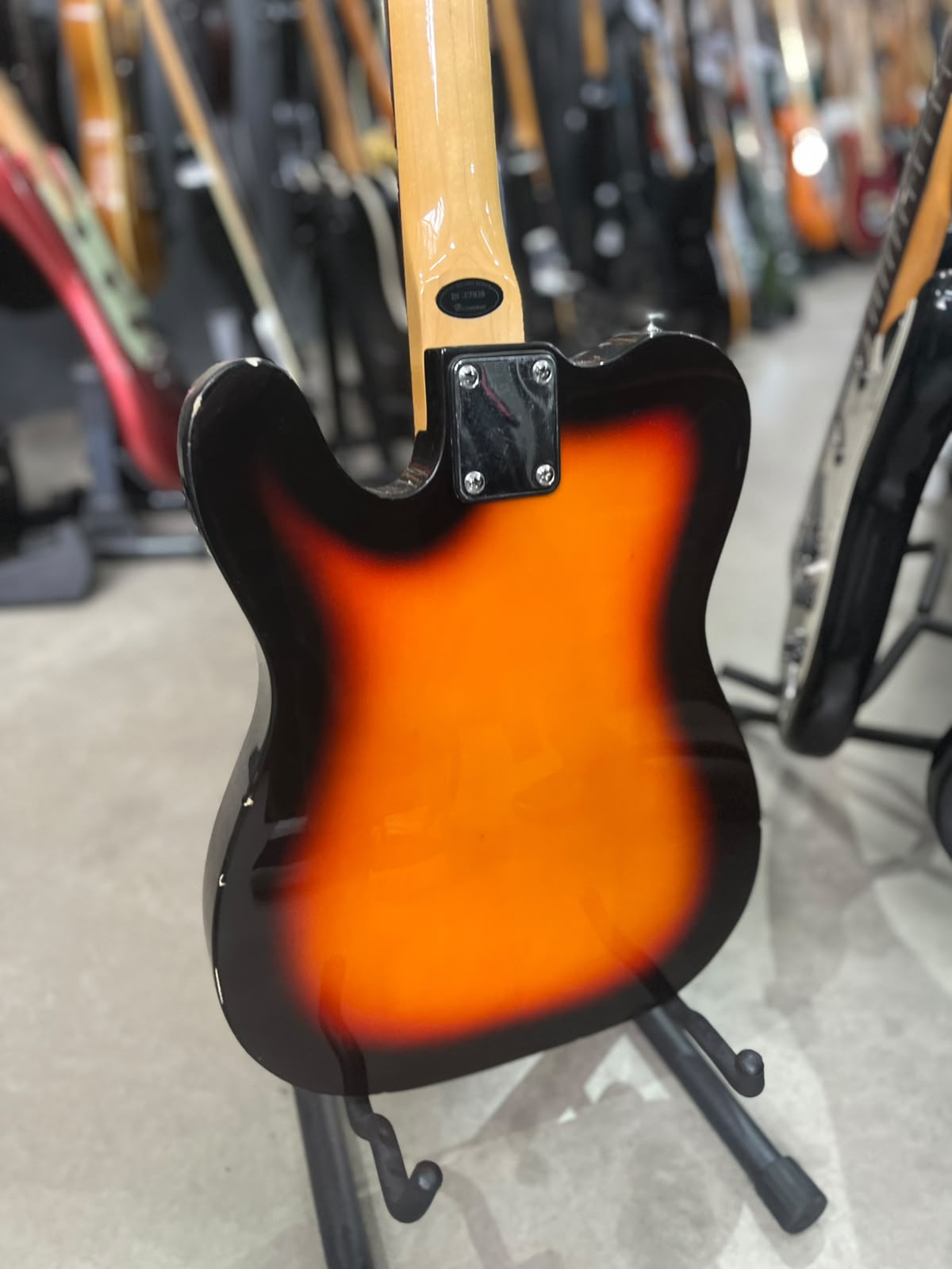 Guitarra Marca Hurricane  – Modelo telecaster sunburst miniatura 8