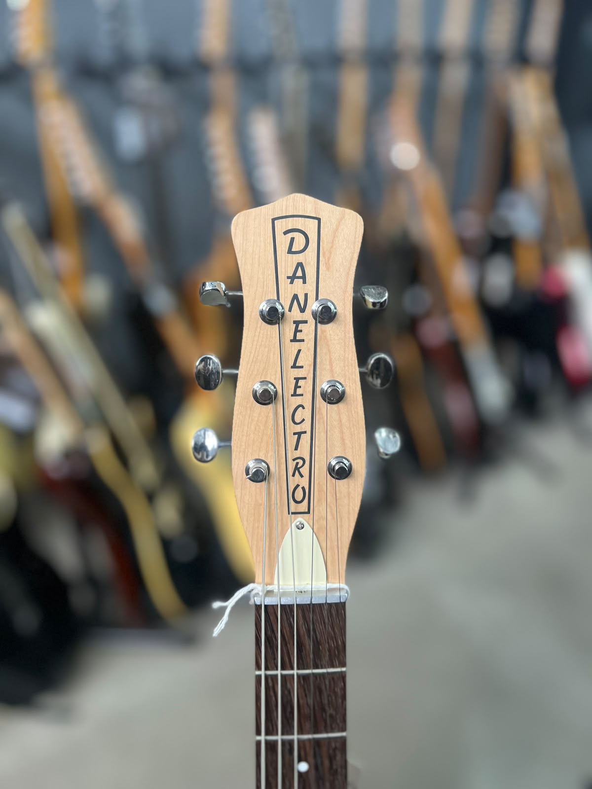 Guitarra Danelectro Stock 59 preta- escudo branco miniatura 5