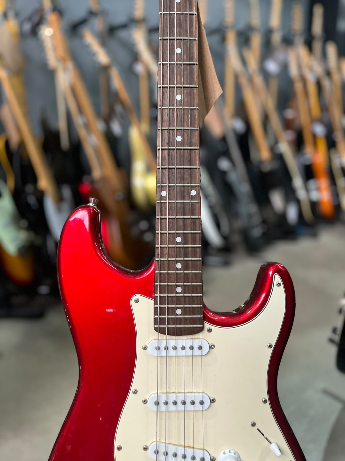 Guitarra Condor Modelo: Strato vermelha escudo branco miniatura 5