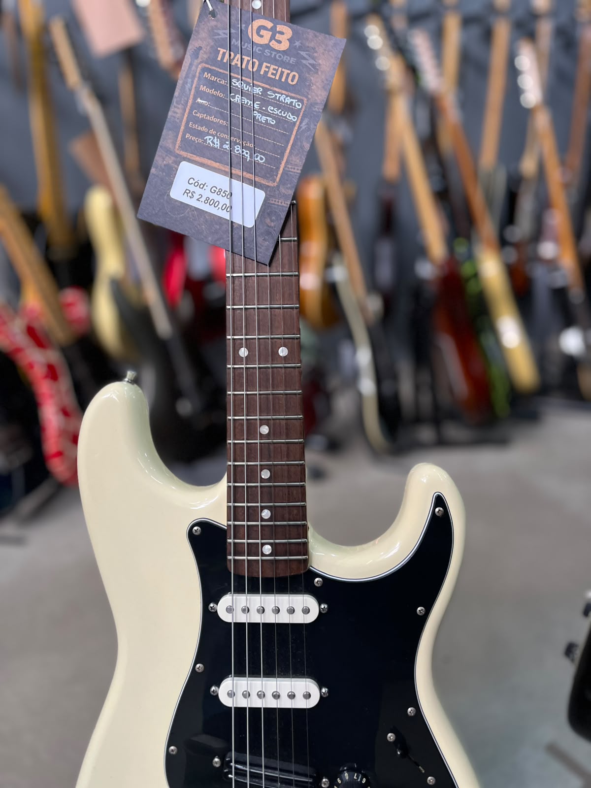 Guitarra Squier Strato Affinity creme com escudo preto miniatura 4