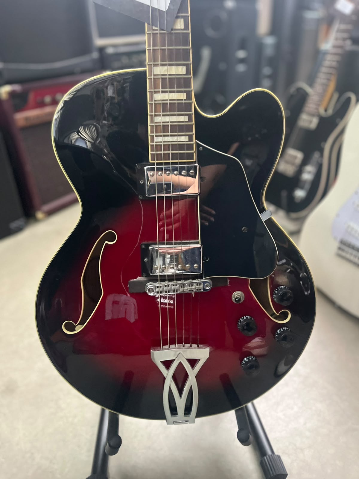 Guitarra Ibanez Artcore AF75 Semi acústica preta Redburst escudo preto