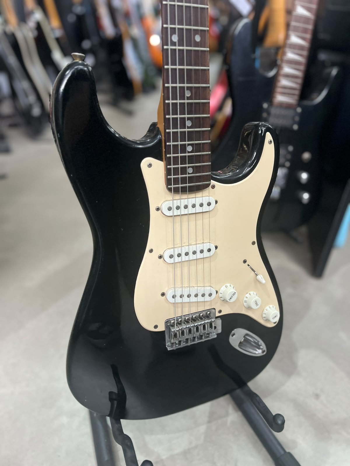 Guitarra Strato Preta escudo creme 7Rkins miniatura 3