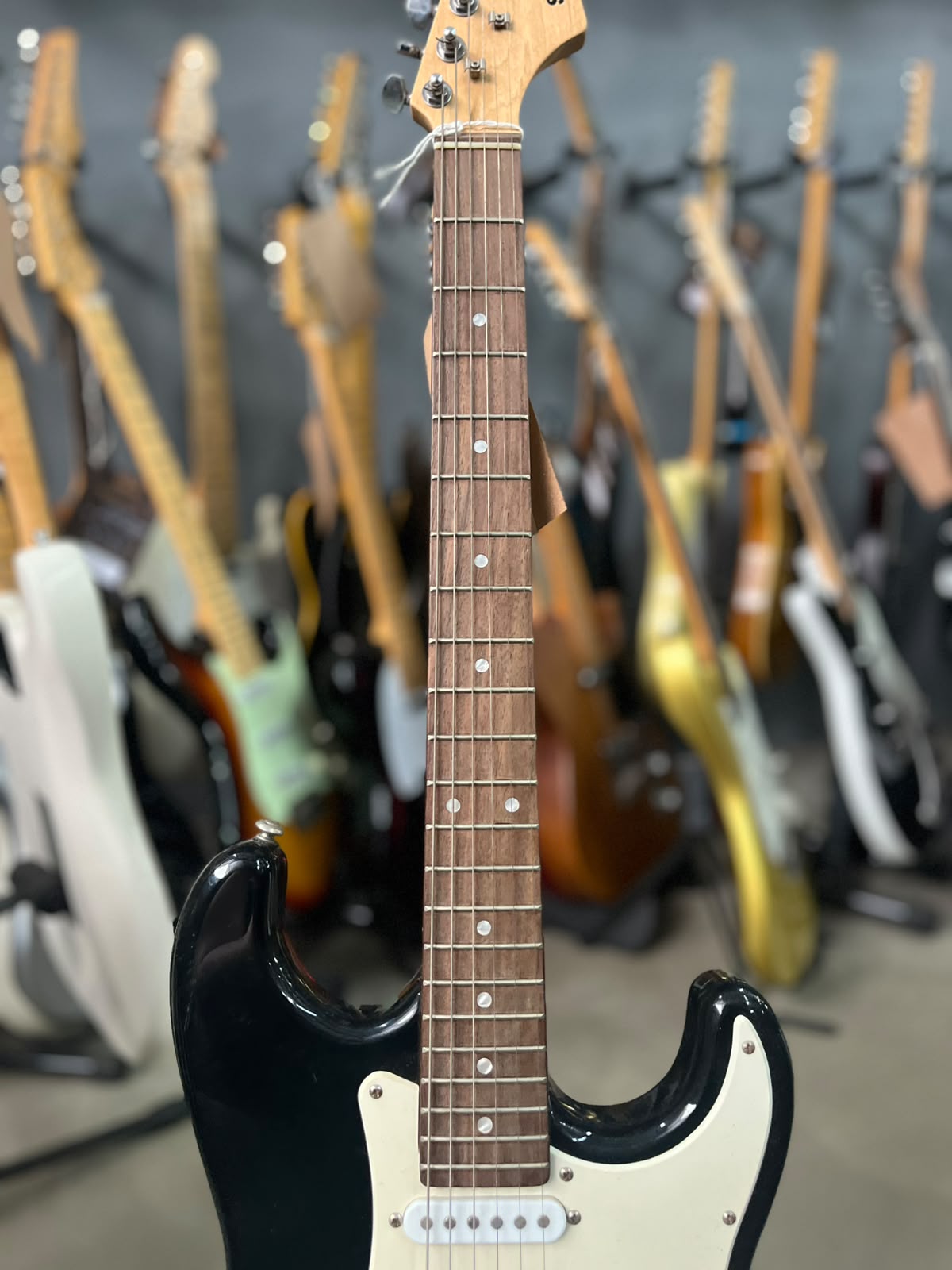 Guitarra Marca: Suzuki Modelo: Strato preta escudo branco miniatura 4
