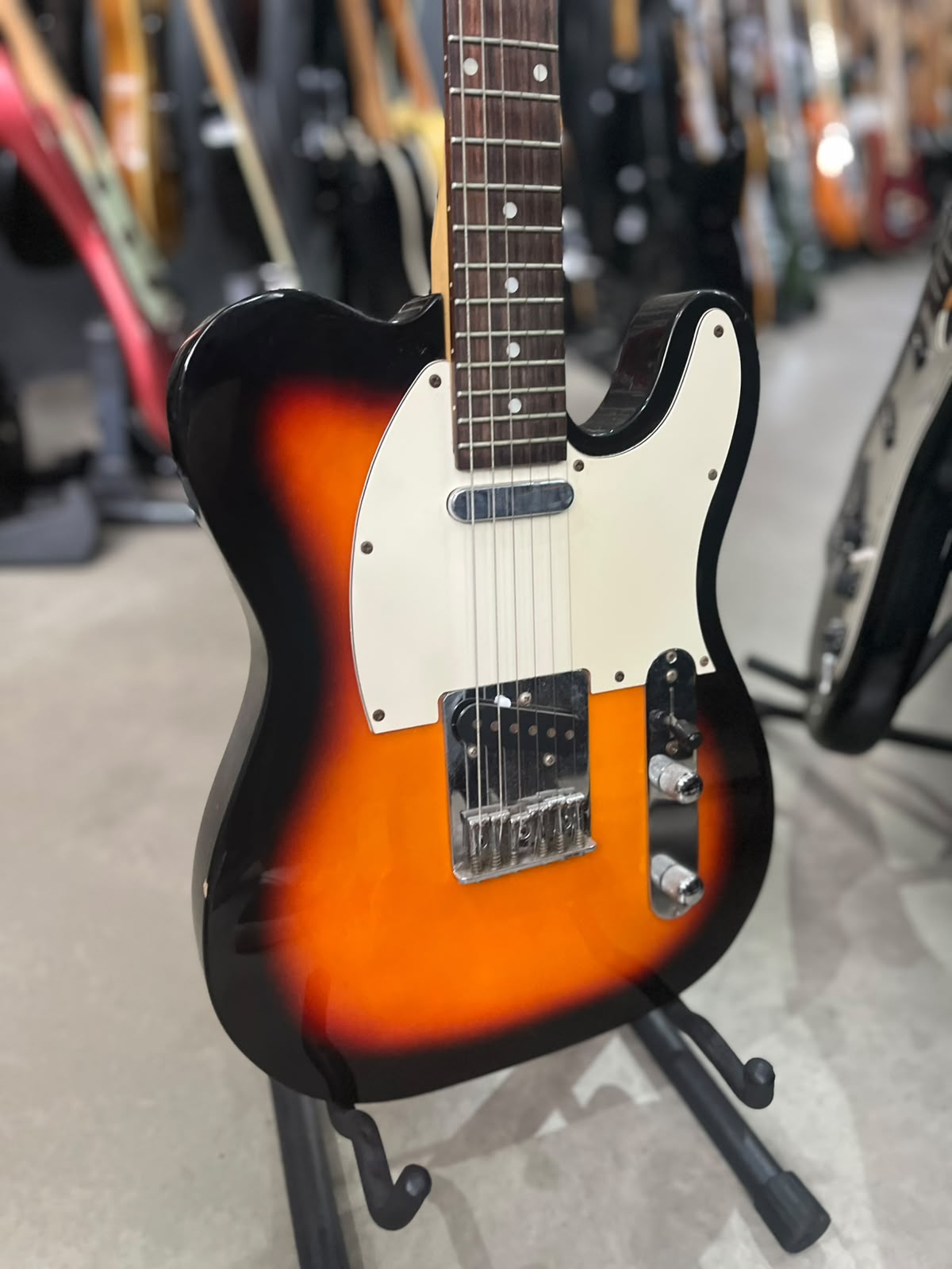 Guitarra Marca Hurricane  – Modelo telecaster sunburst miniatura 3
