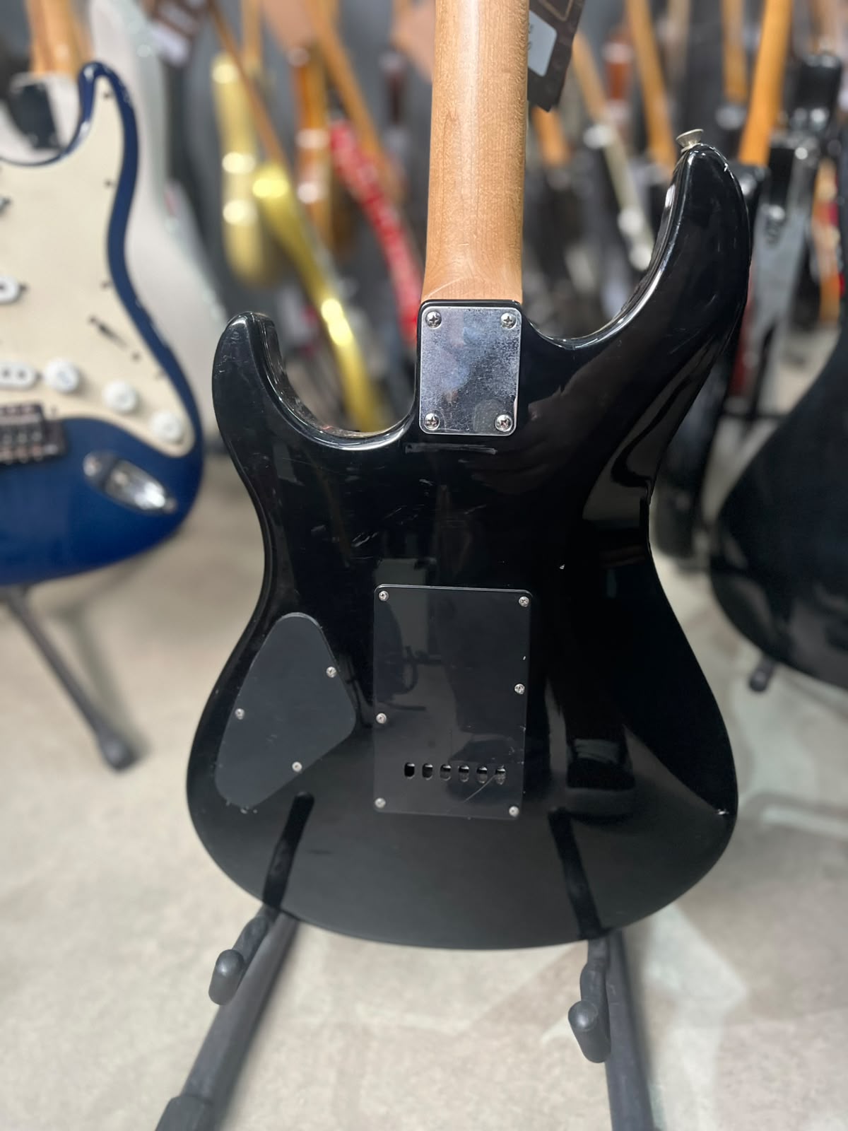 Guitarra Yamaha Modelo: ERG 121 preta miniatura 7
