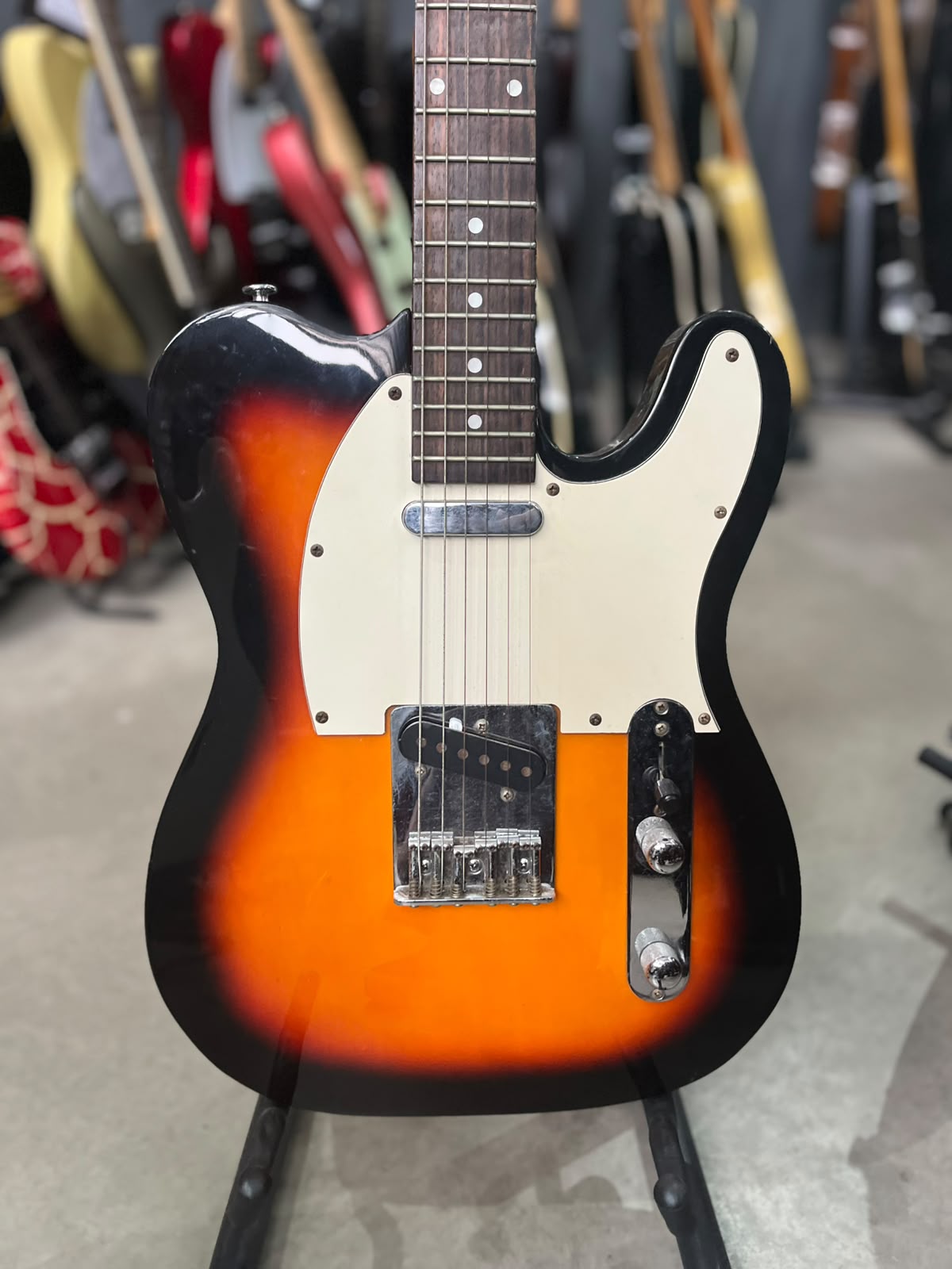 Guitarra Marca Hurricane  – Modelo telecaster sunburst