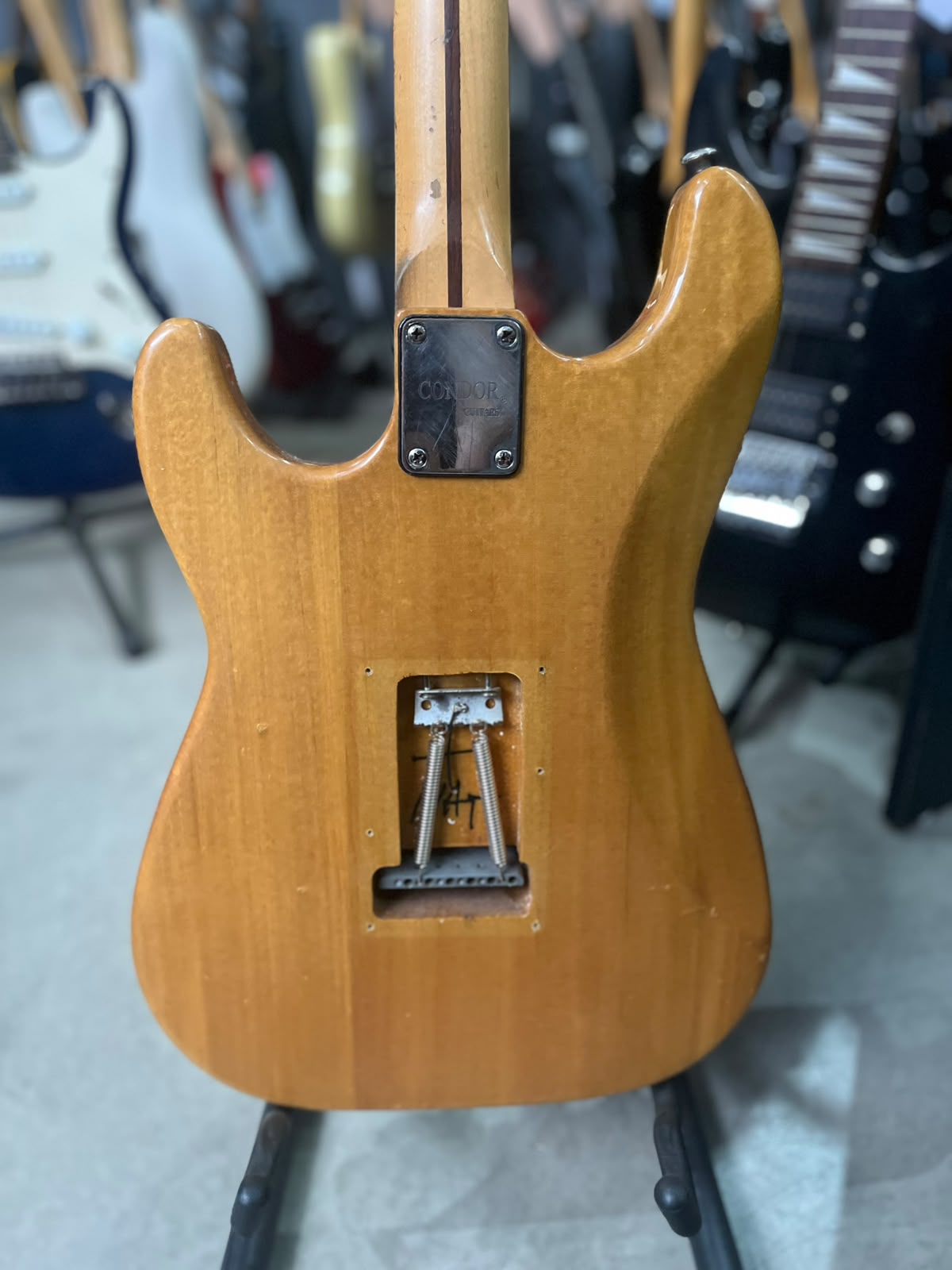 Guitarra Condor natural escudo perolado cinza miniatura 8