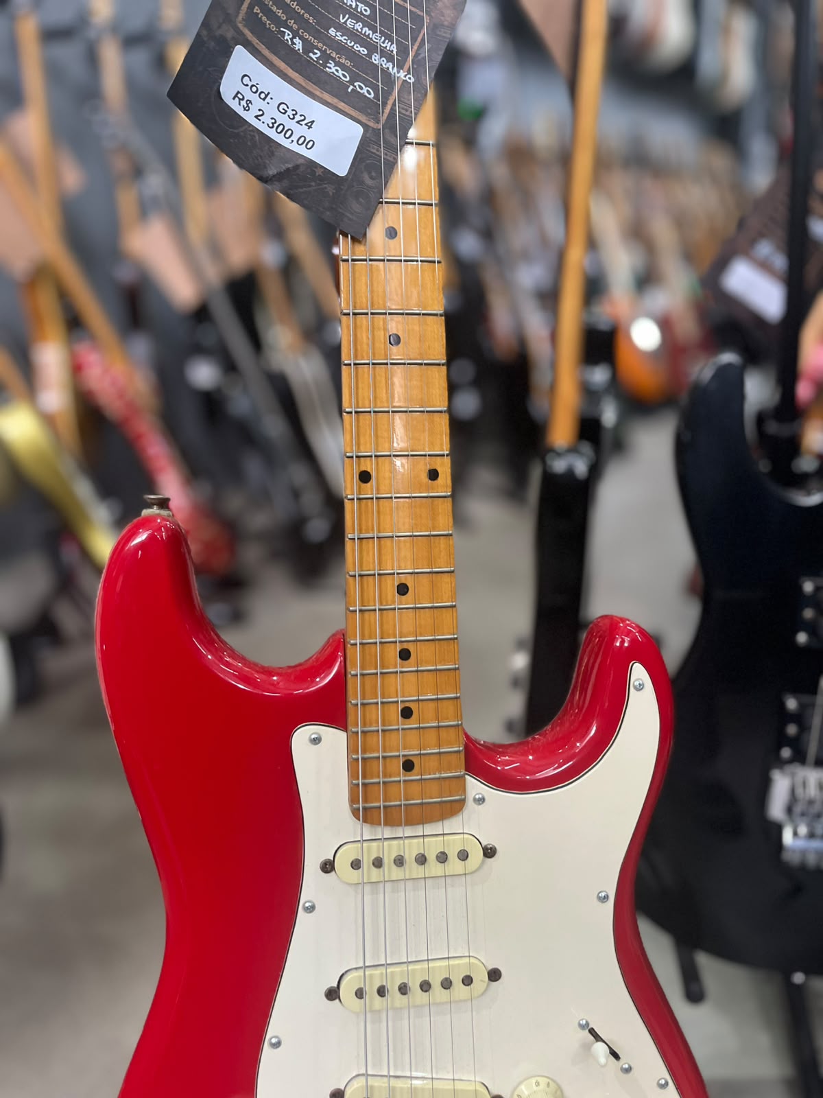 Guitarra Marca Cort – Modelo: Strato Vermelha escudo Branco miniatura 4