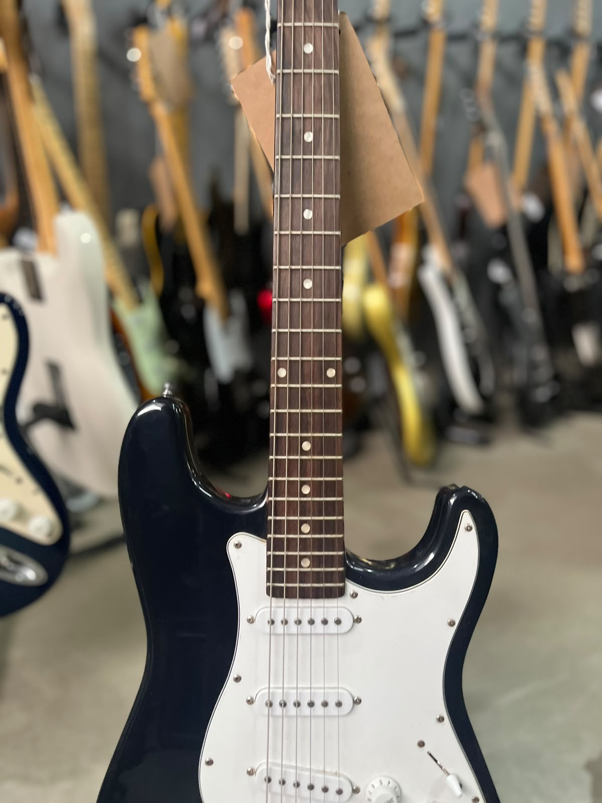 Guitarra Califórnia Especial Strato preta com escudo branco  Shelter miniatura 5