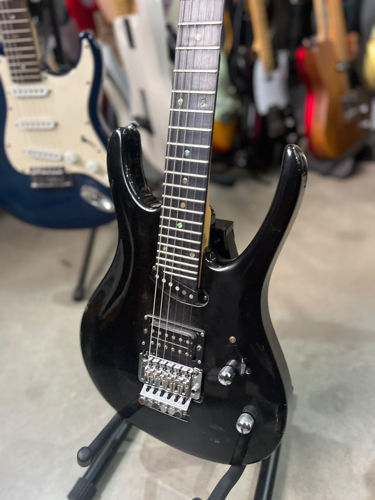 guitarra Tagima Kiko Loureiro T-zero preta super strato miniatura 2