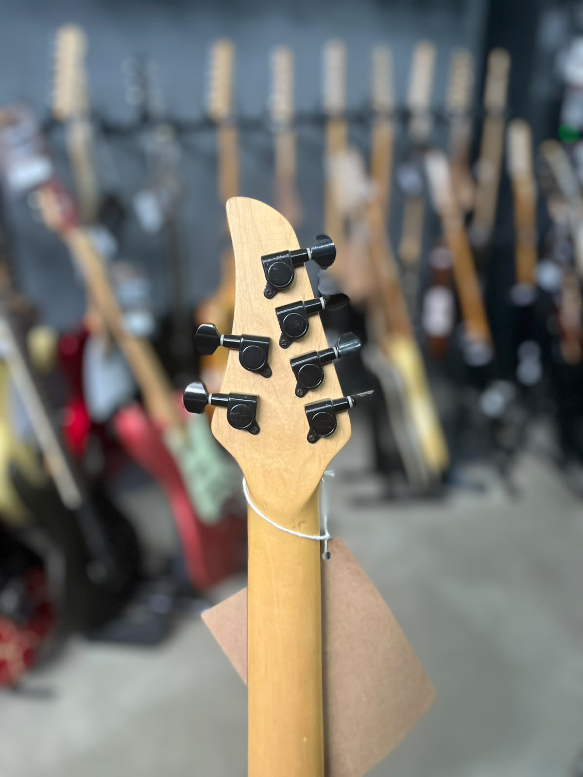 Guitarra Marca Tagima – Modelo: Vulcan Special Séries frizo creme com Floyd miniatura 6