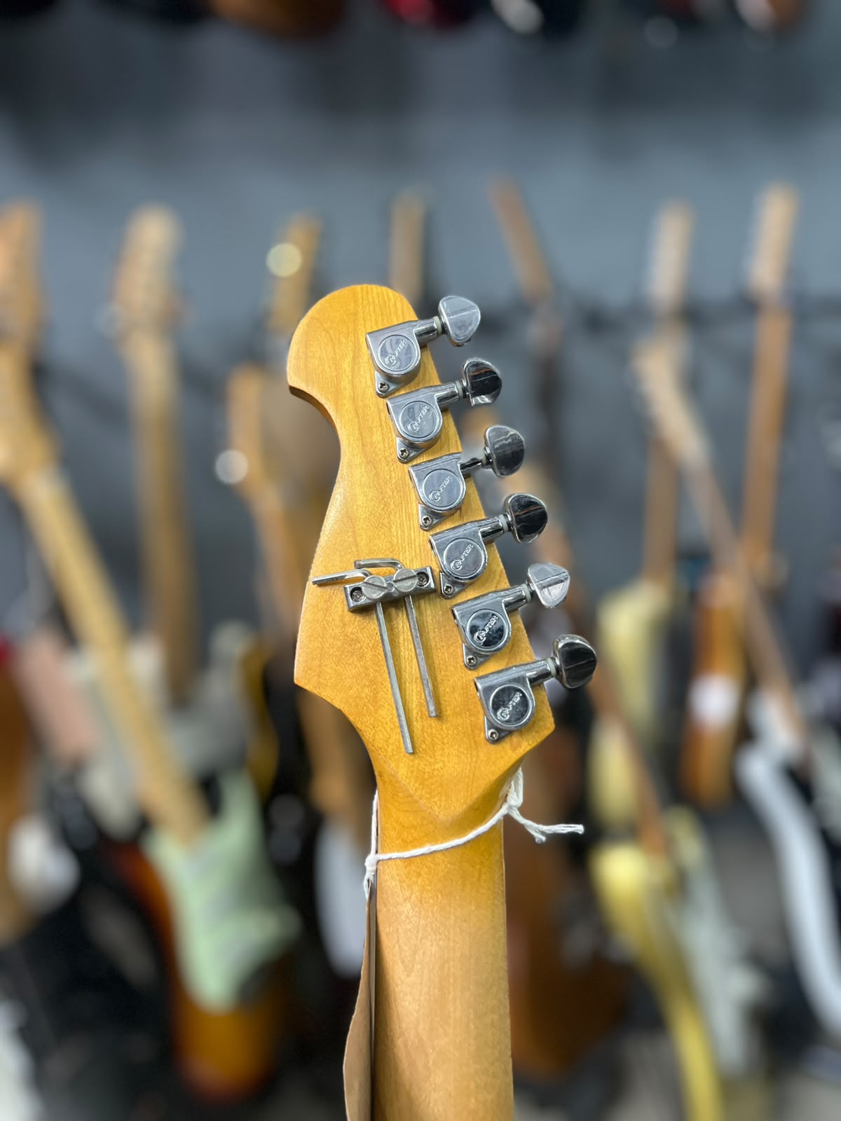 Guitarra Crafter  Modelo; county series Strato Preta miniatura 8