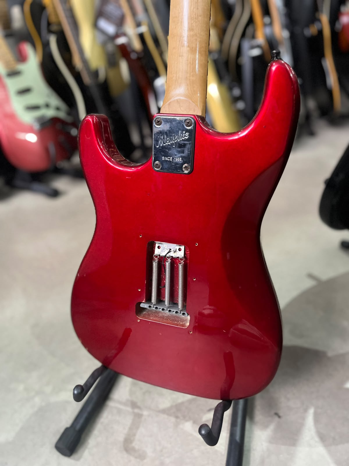 Guitarra Memphis Strato Vermelha  com escudo branco miniatura 8