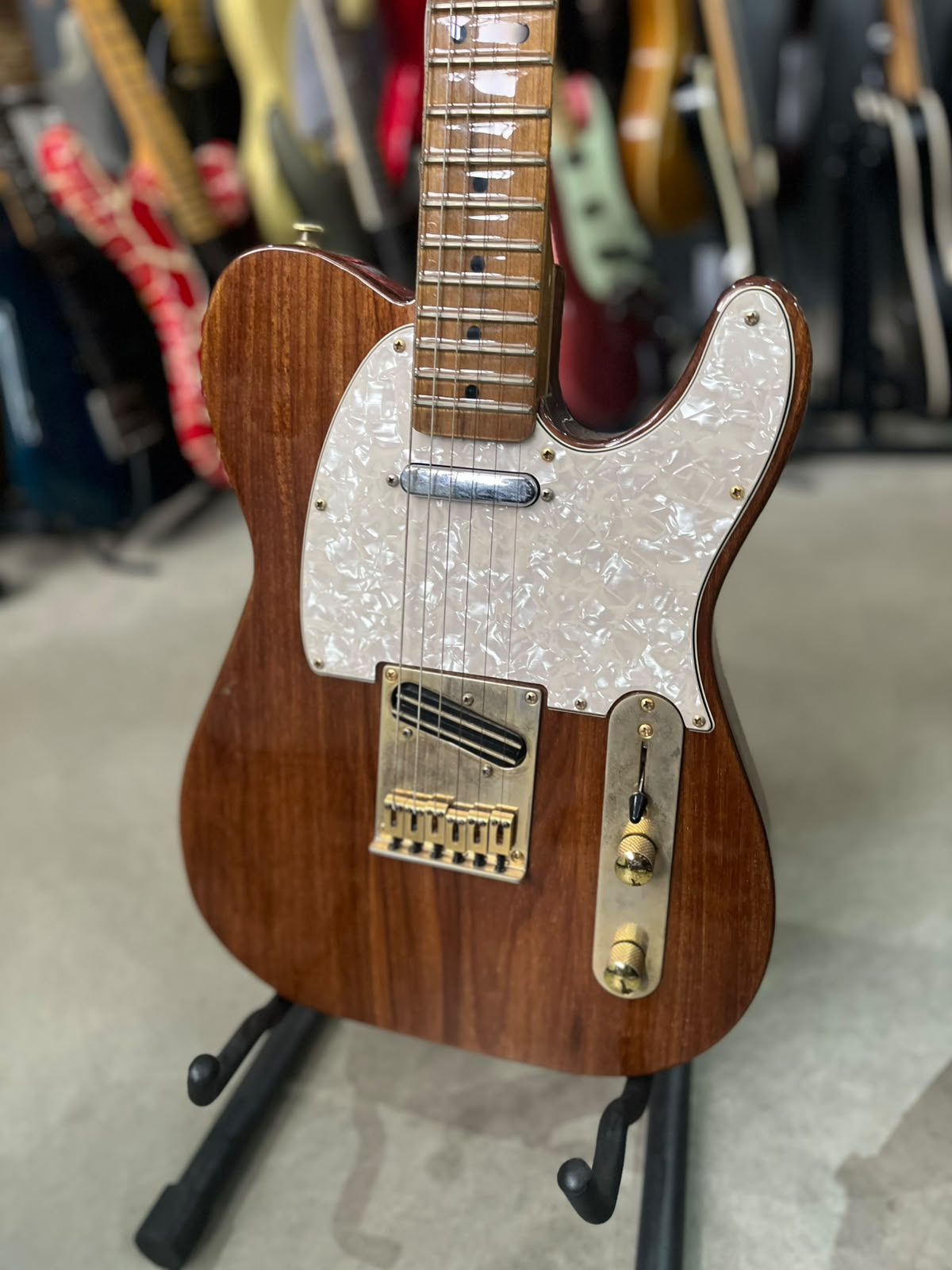 Guitarra Marca BULL – Modelo: Luthier Nacional miniatura 2