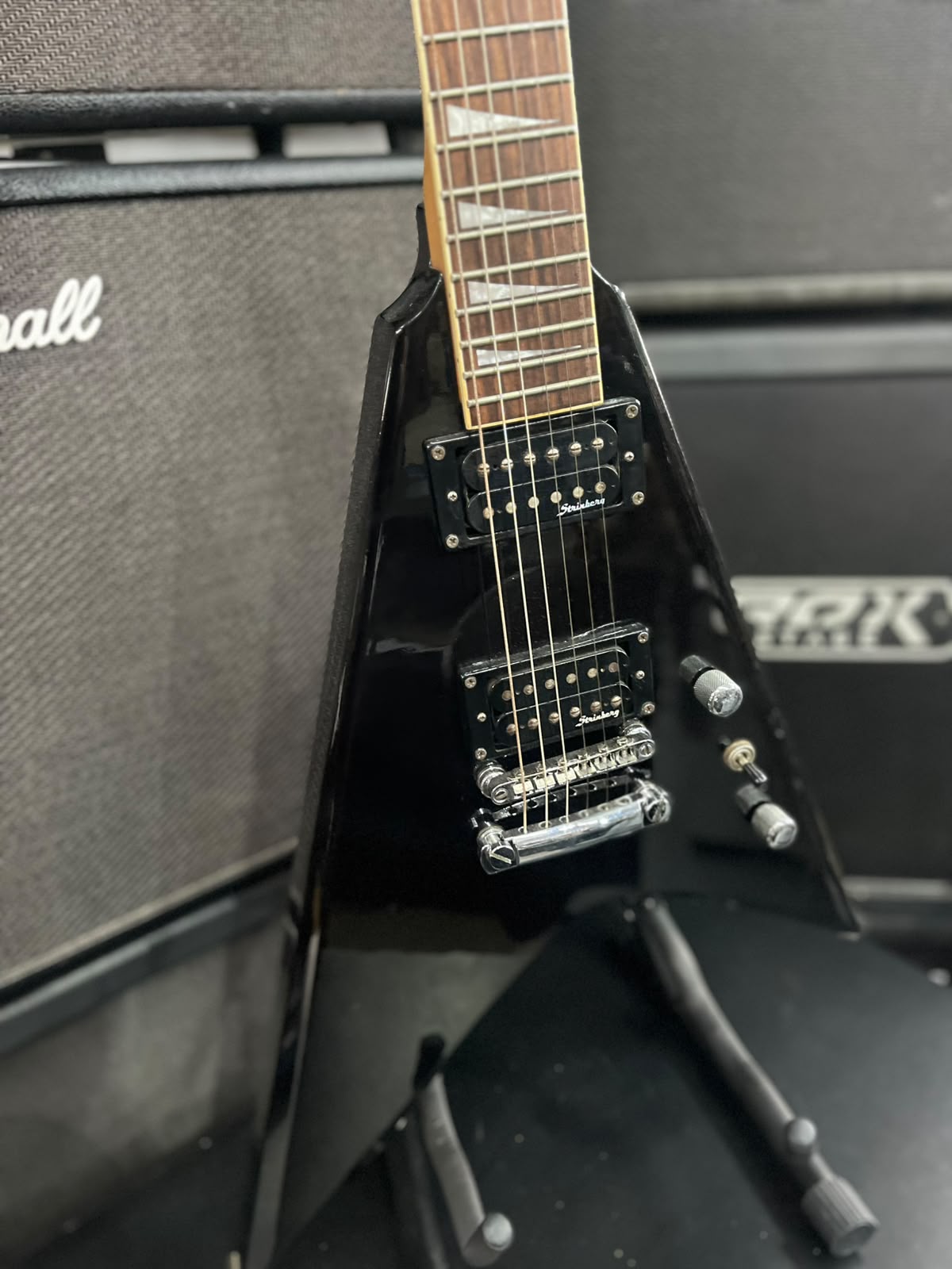 Guitarra Strinberg Flying v CLG 45 Preta miniatura 2