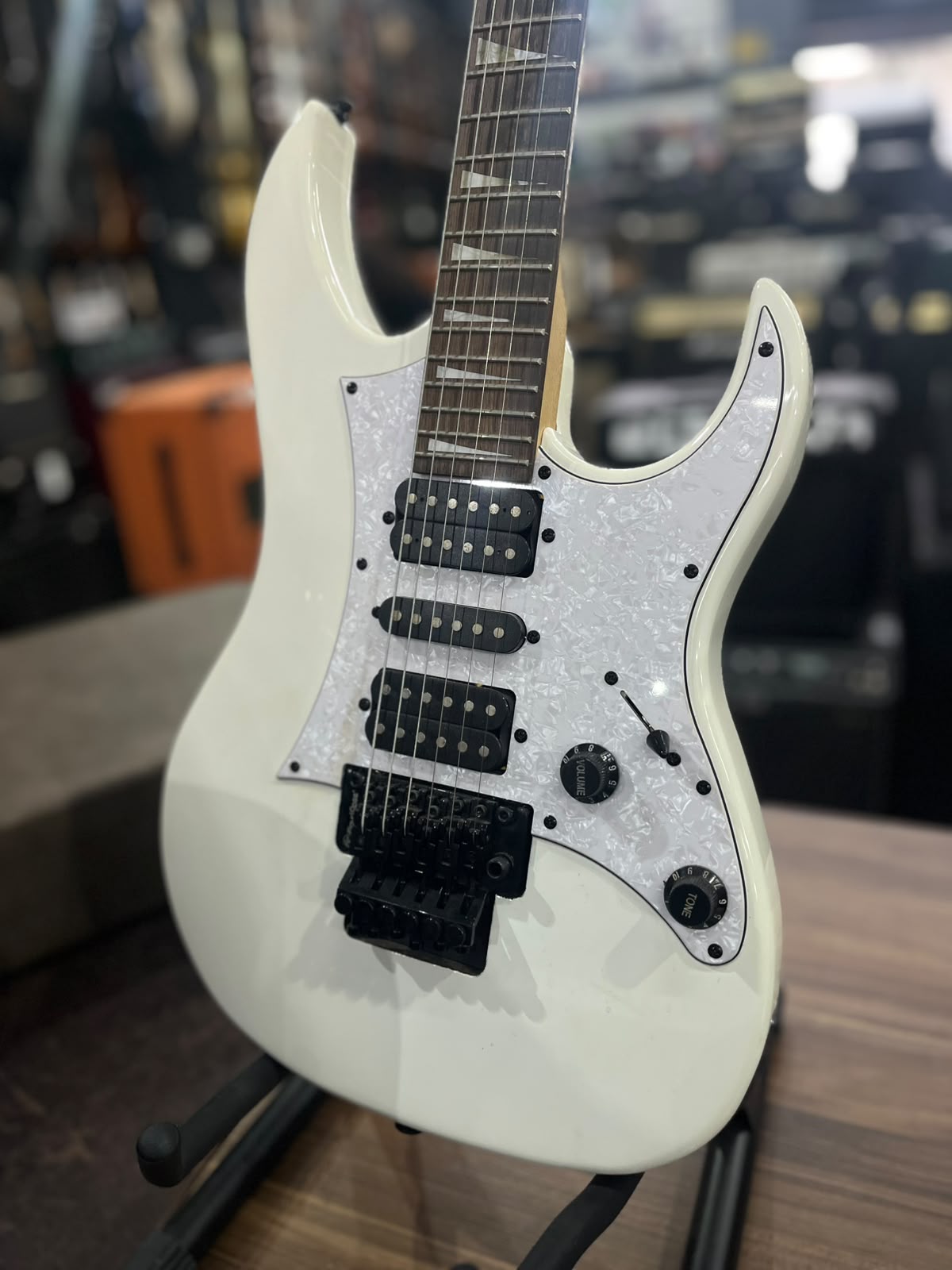Guitarra Marca Waldman  Modelo: premium Mastery miniatura 2