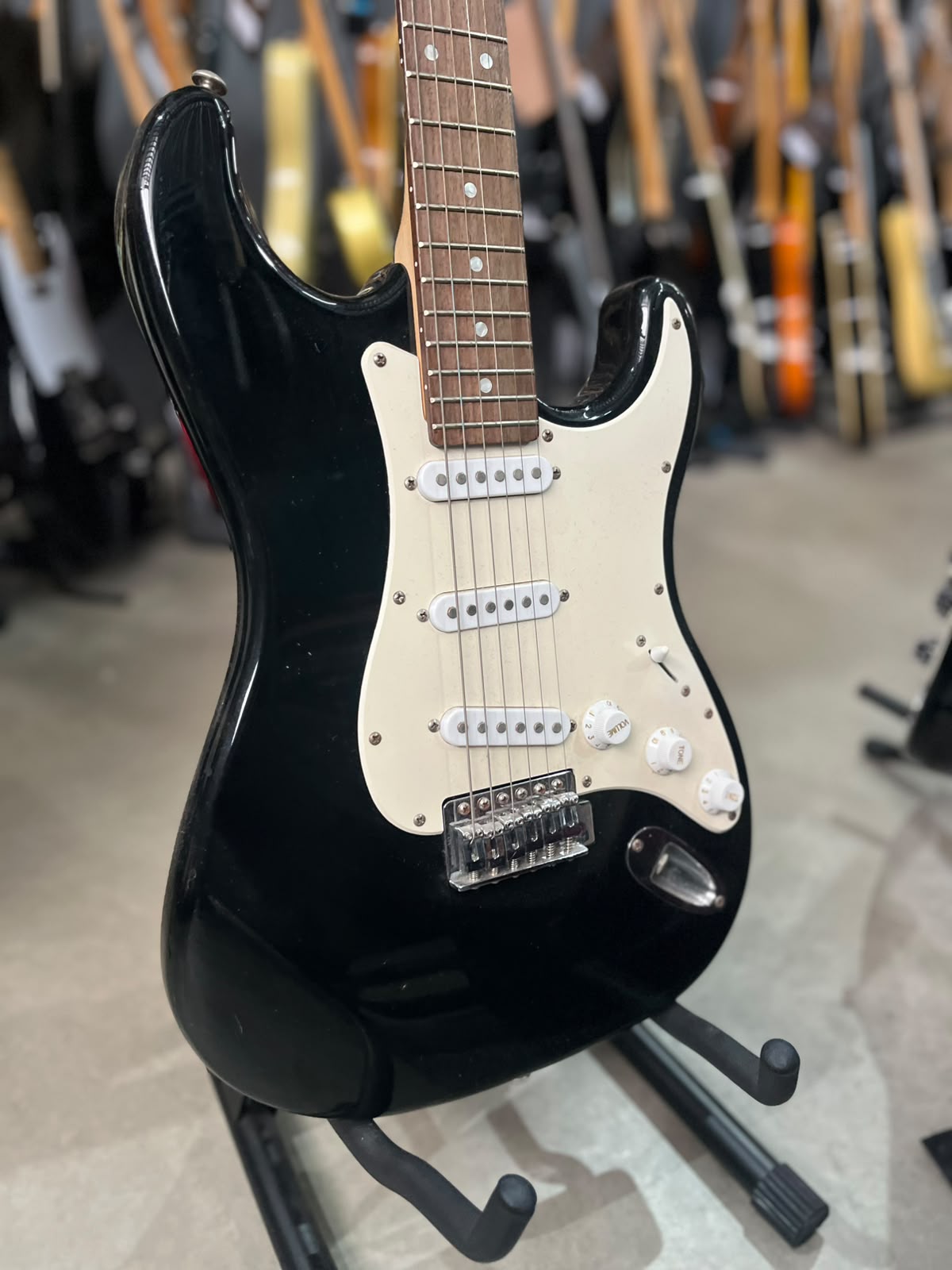 Guitarra Marca: Suzuki Modelo: Strato preta escudo branco miniatura 3