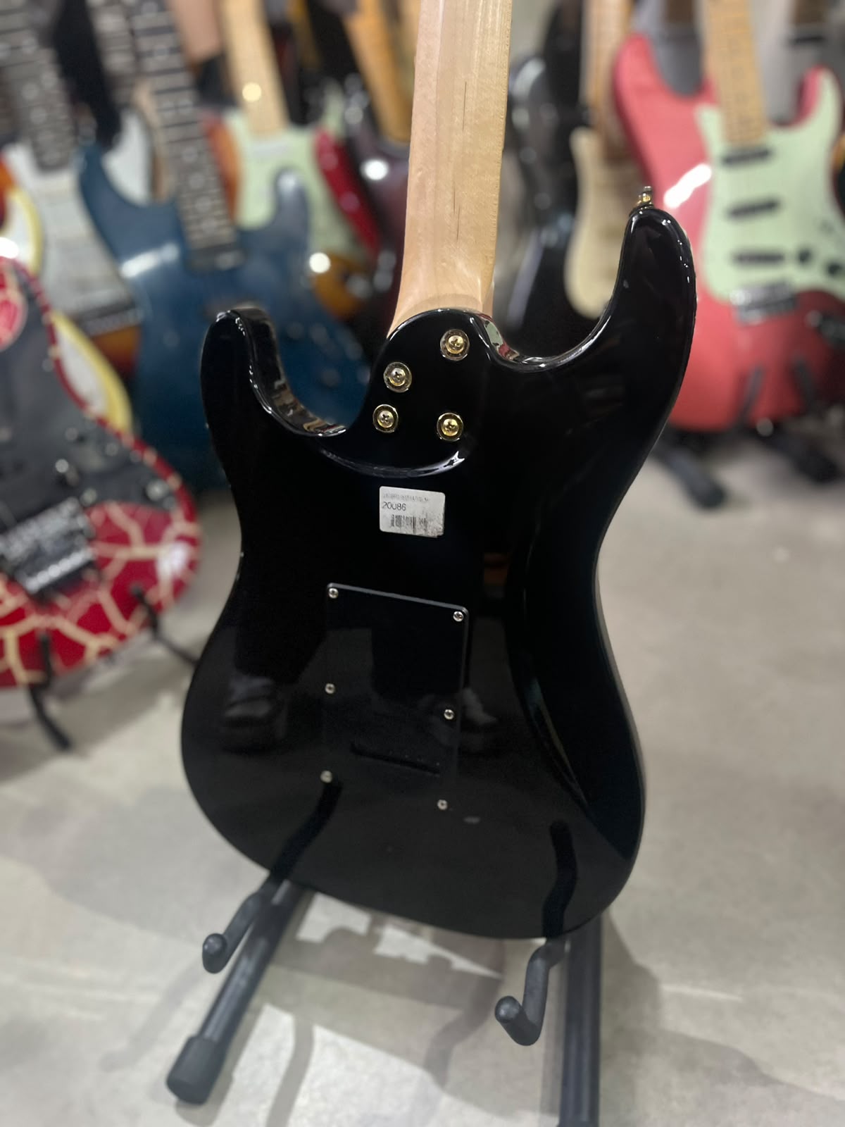 GUITARRA SEIZI STRATO PRETA TARRACHAS DOURADAS miniatura 7