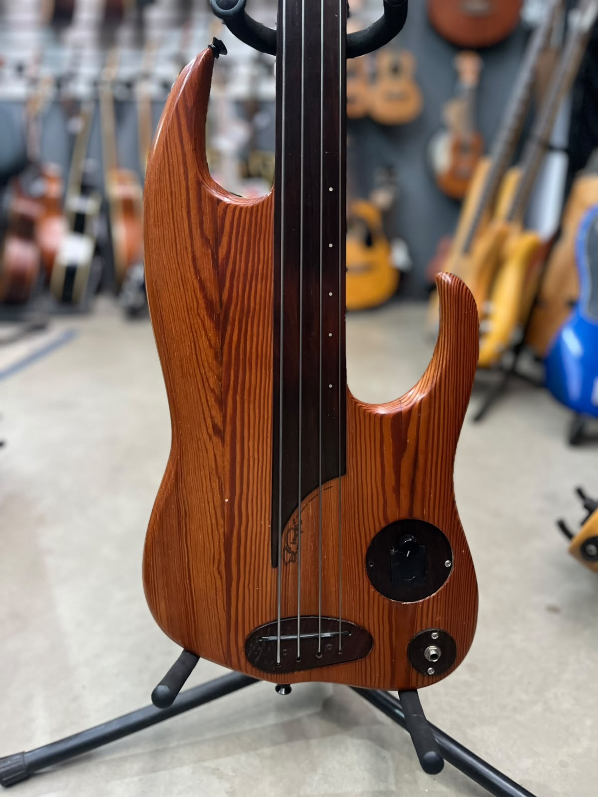 Baixo Fretless luthier amadeirado