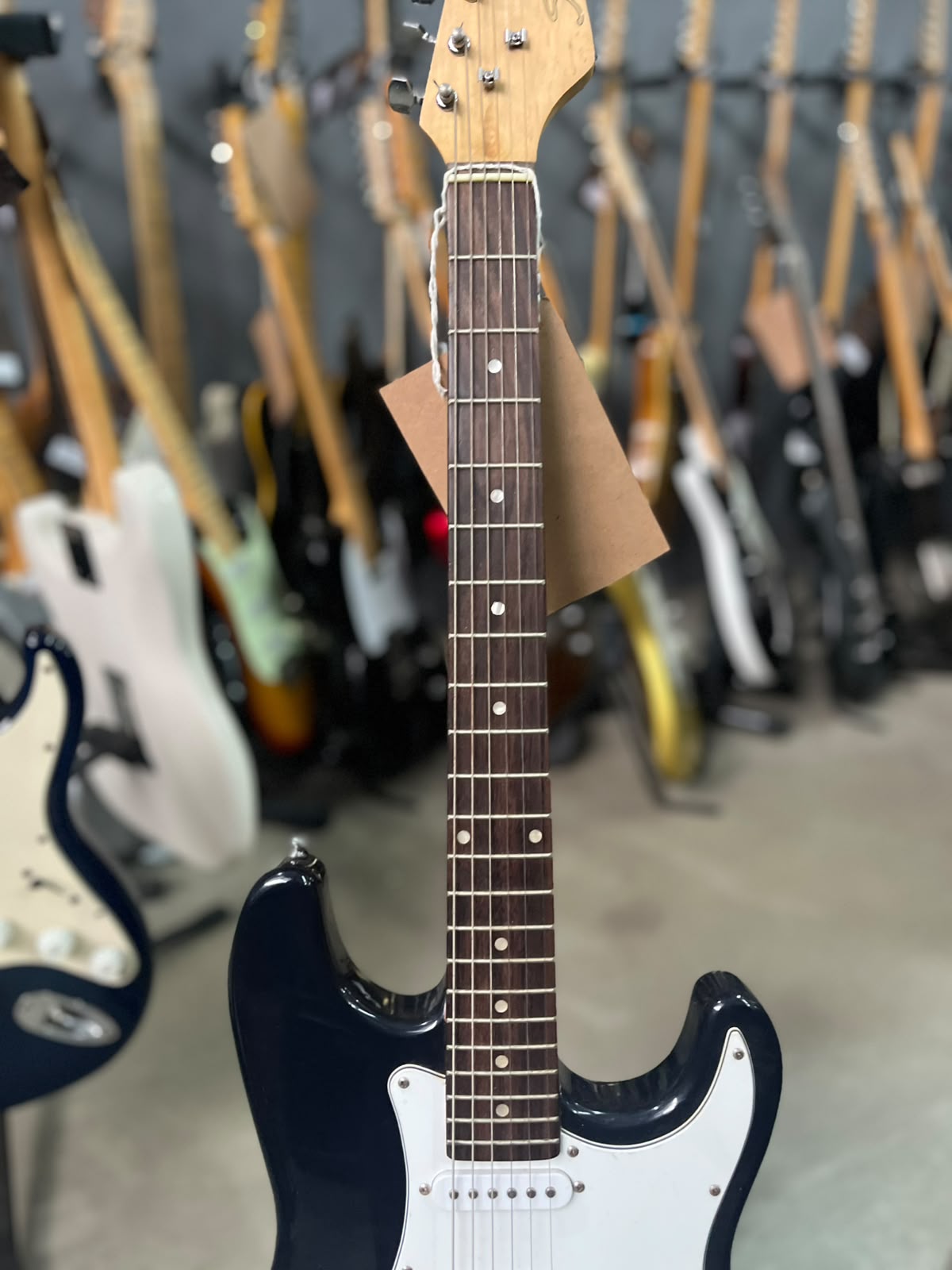 Guitarra Califórnia Especial Strato preta com escudo branco  Shelter miniatura 4