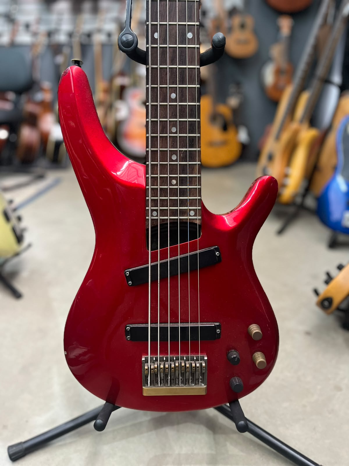 Baixo Yamaha Vermelho – Modelo 6 cordas