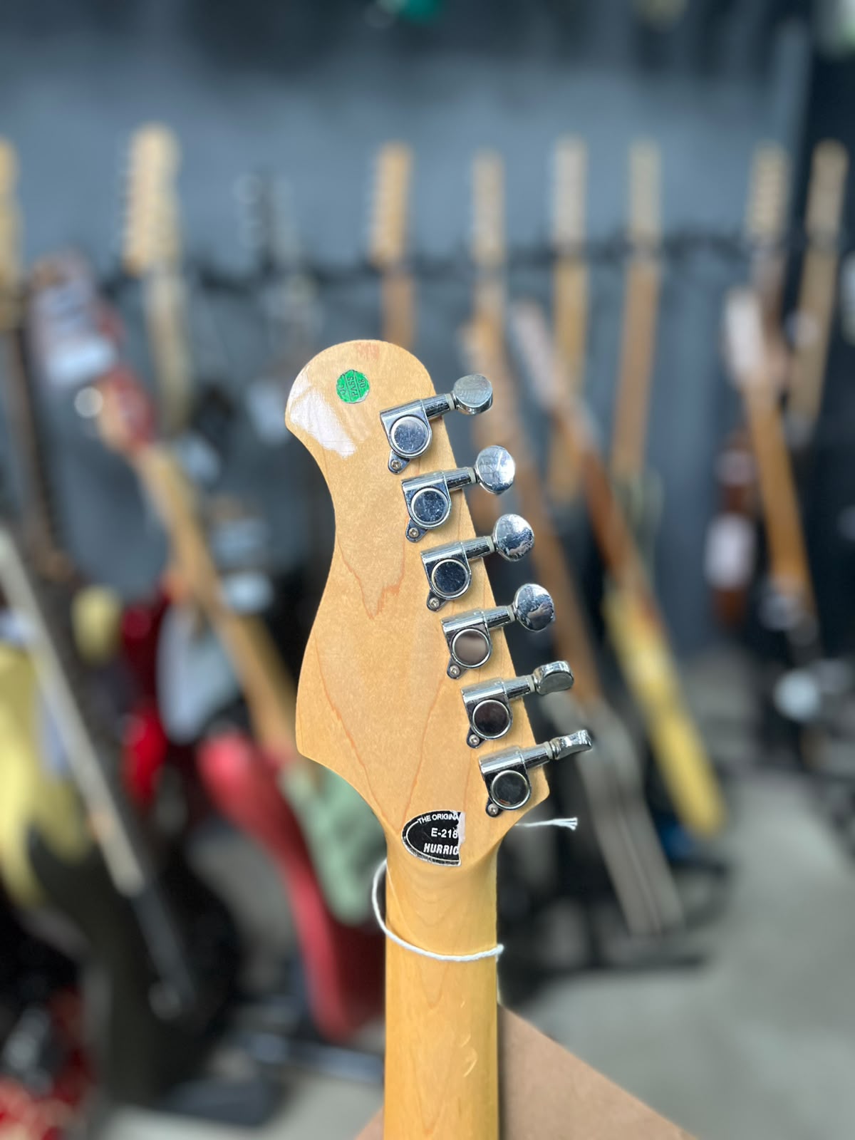 Guitarra Marca Hurricane  – Modelo telecaster sunburst miniatura 6