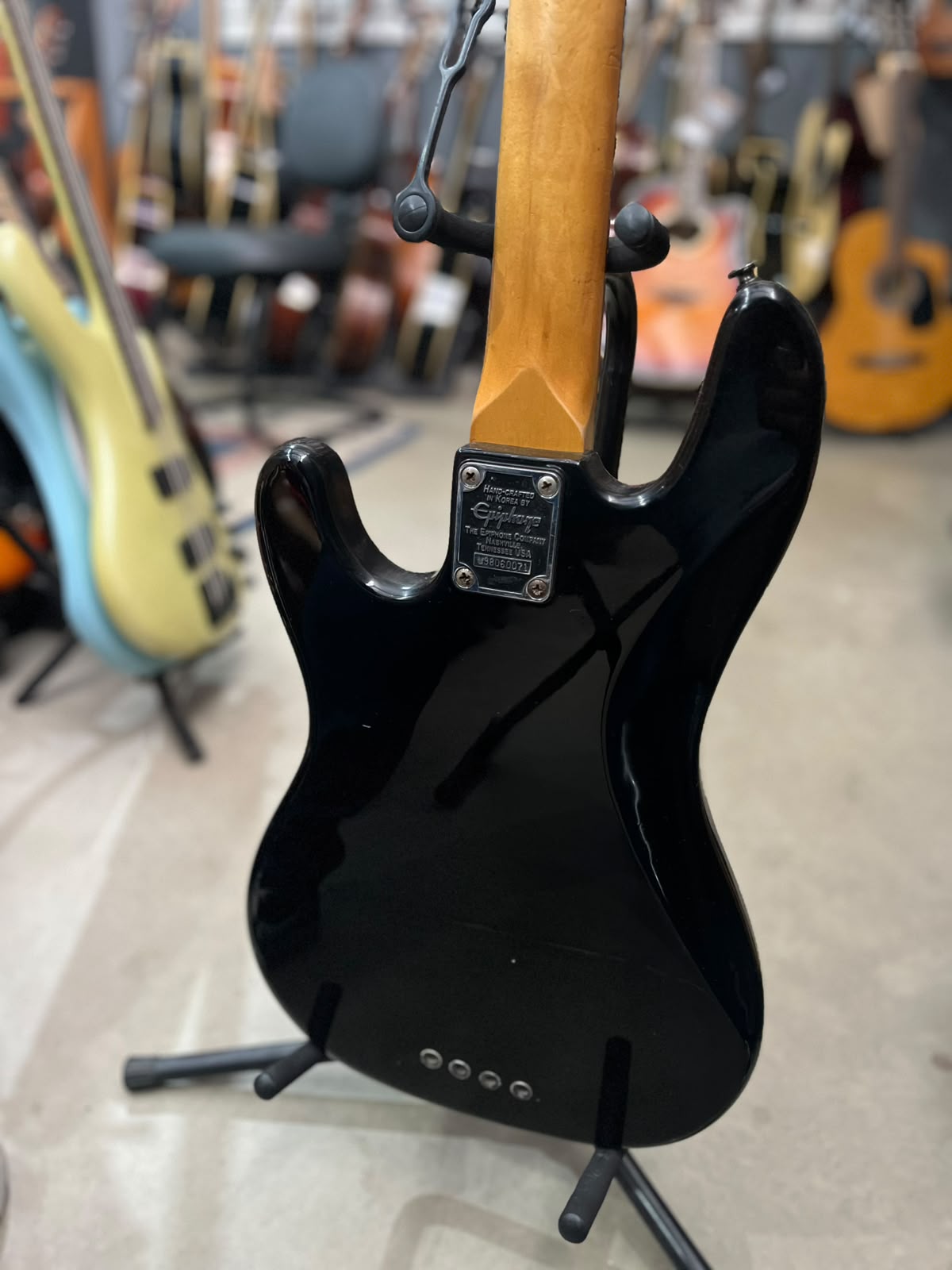 Baixo Marca Epiphone – Modelo: 4 cordas preto com madeira (relicado) miniatura 8