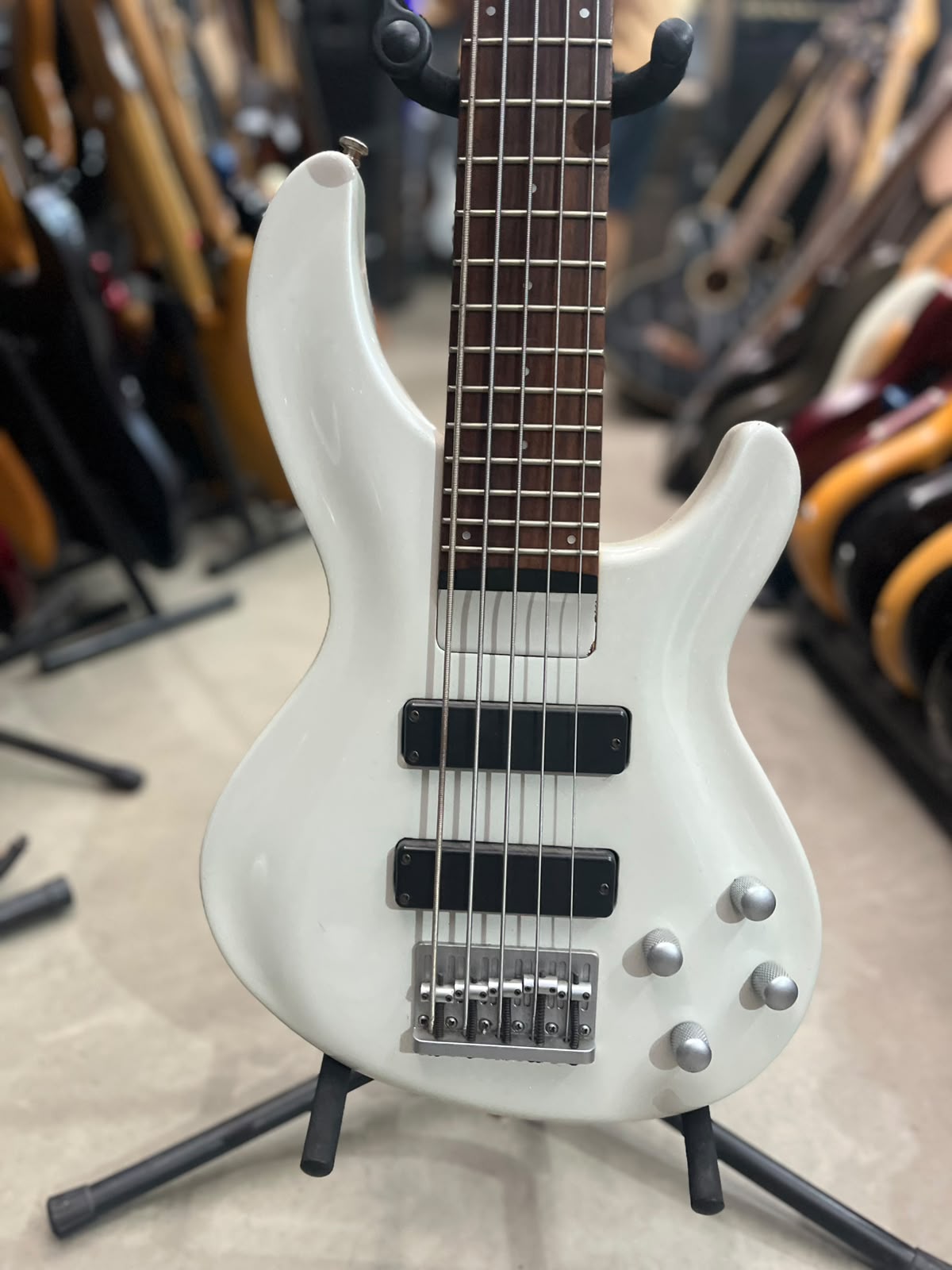 Baixo Marca Ária pro – Modelo: 5 cordas Branco perolado
