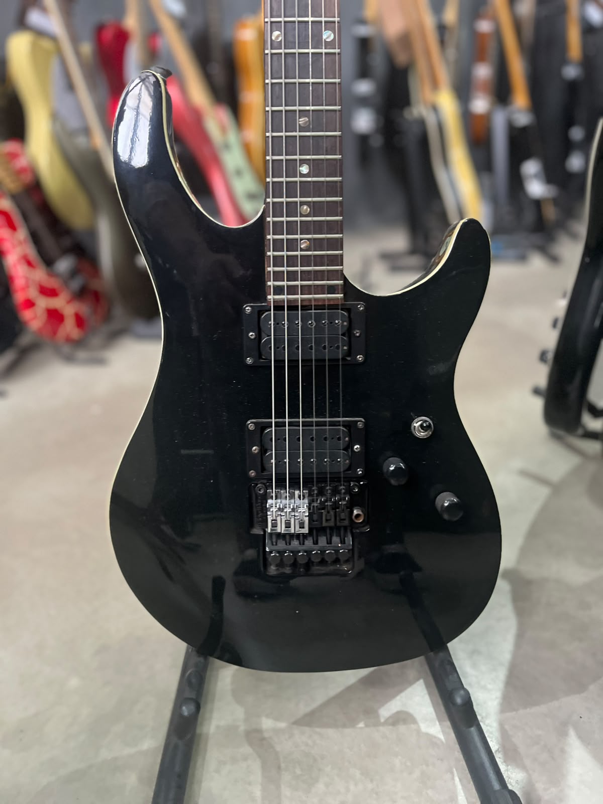 Guitarra Marca Tagima – Modelo: Vulcan Special Séries frizo creme com Floyd