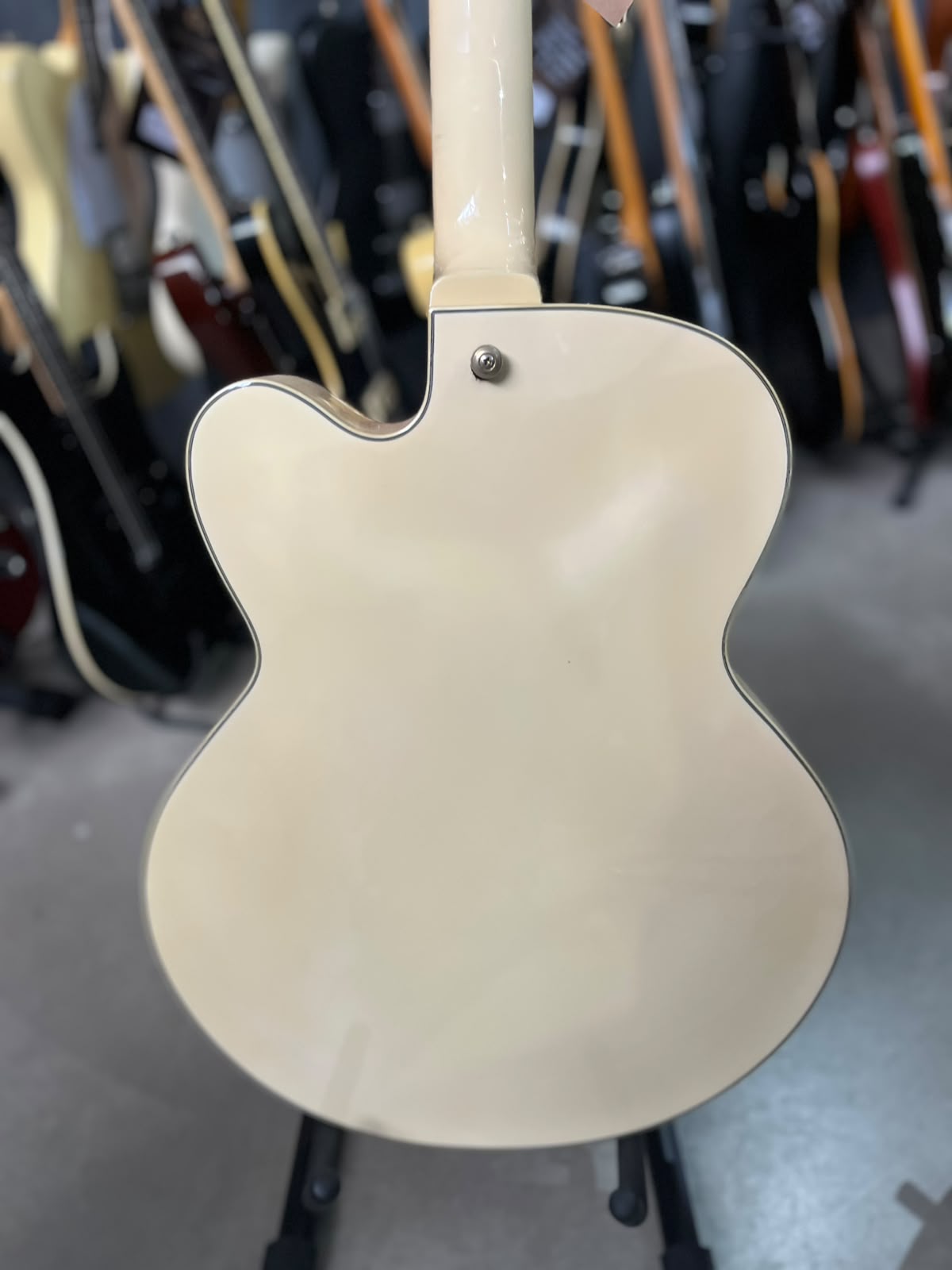 Guitarra Marca Ibanez – Modelo: Semi acústica Creme miniatura 8