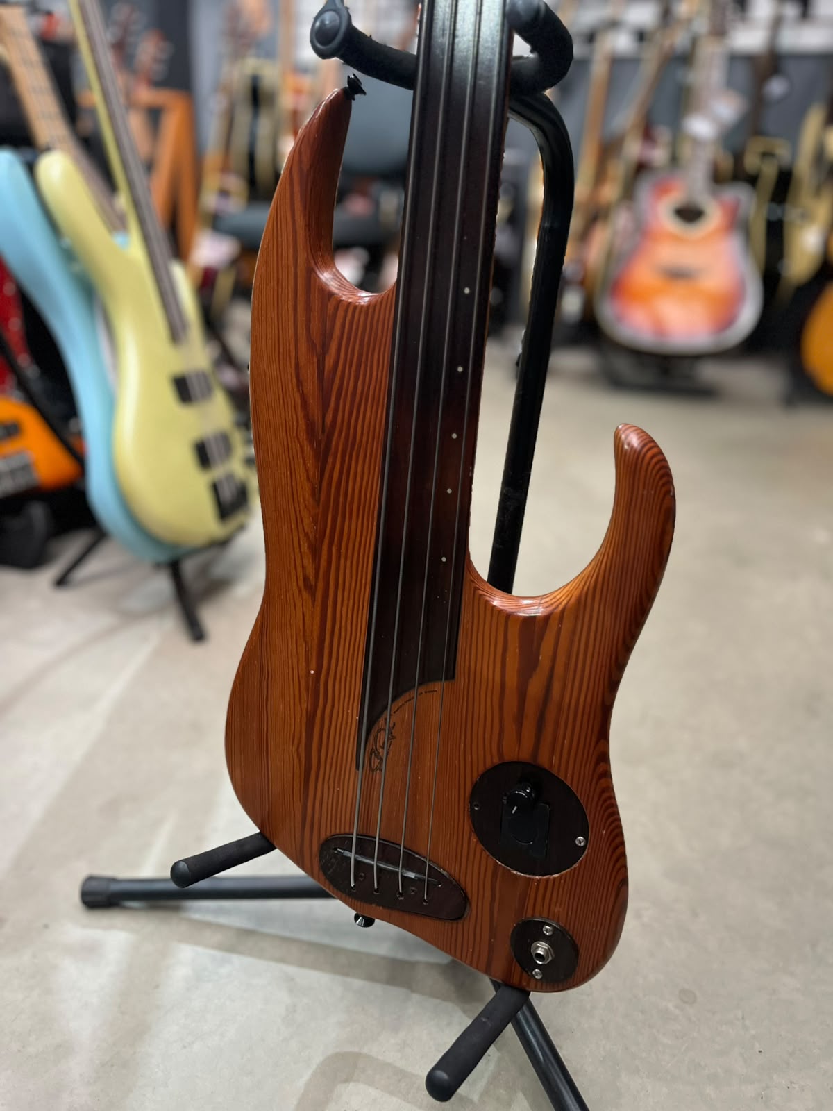 Baixo Fretless luthier amadeirado miniatura 2