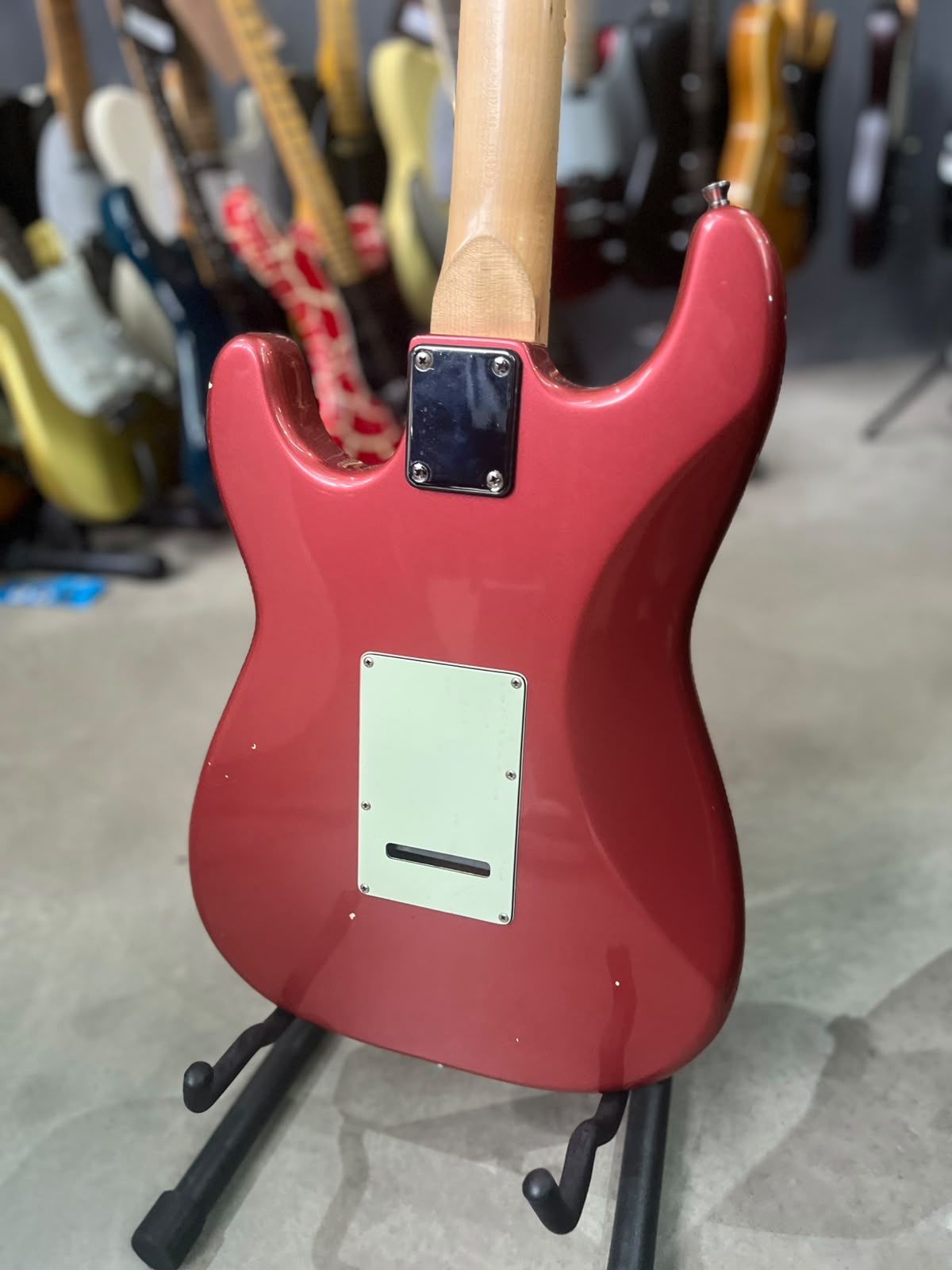 GUITARRA STUDEBACKER  STRATO ROSA ESCUDO MENTA miniatura 8