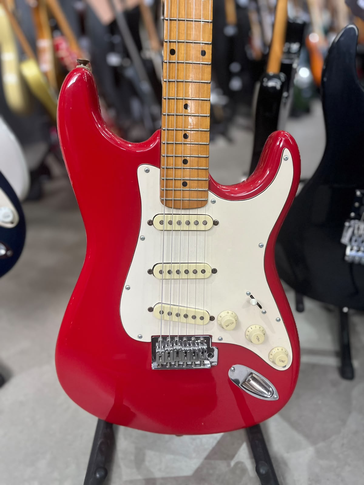 Guitarra Marca Cort – Modelo: Strato Vermelha escudo Branco