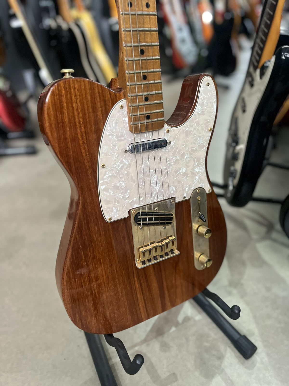Guitarra Marca BULL – Modelo: Luthier Nacional miniatura 3