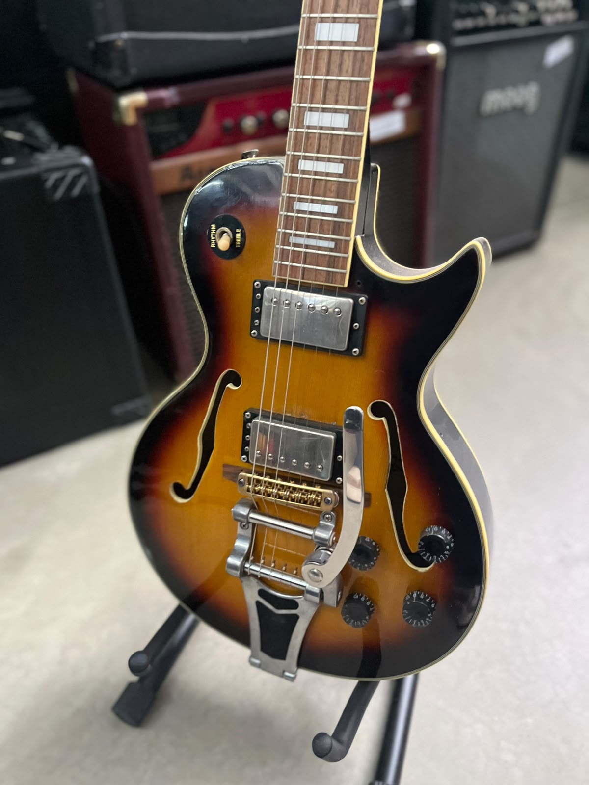 Guitarra Washburn semi Hollow miniatura 2