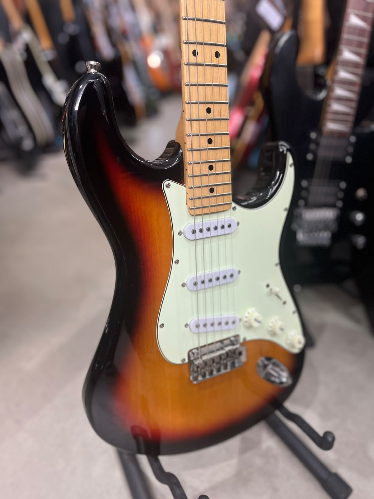 Guitarra Tagima T635 Sunburst escudo creme miniatura 3