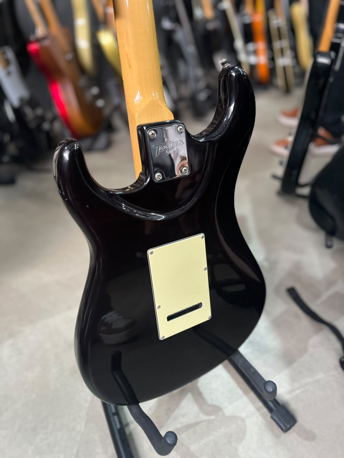 Guitarra Tagima  T-635 preta com escudo creme  Brasil miniatura 9