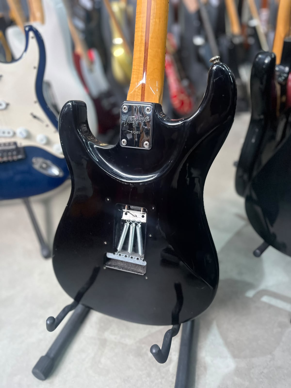 GUITARRA TAGIMA ANTIGA STRATO PRETA COM ESCUDO CREME miniatura 8