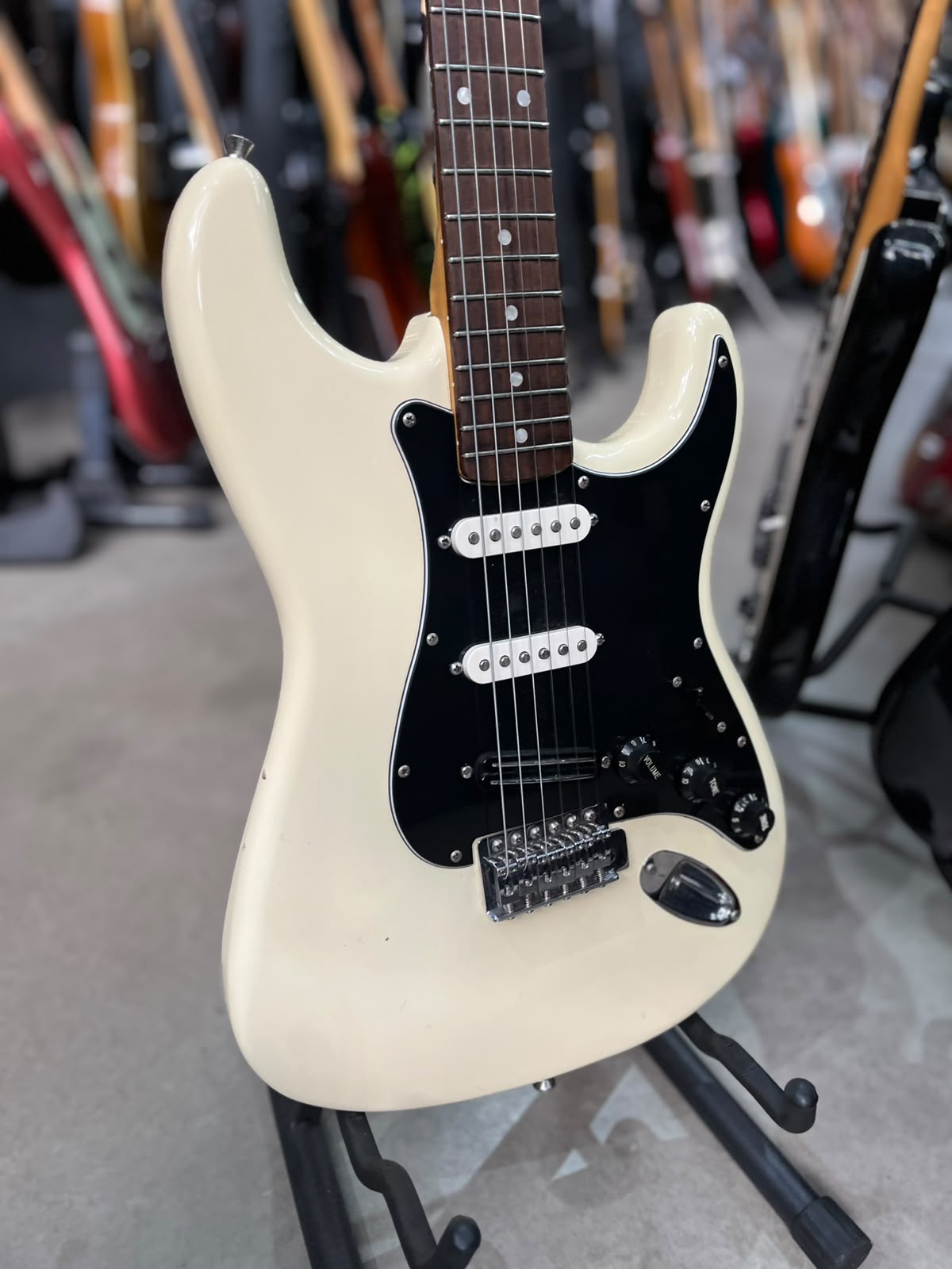 Guitarra Squier Strato Affinity creme com escudo preto miniatura 3