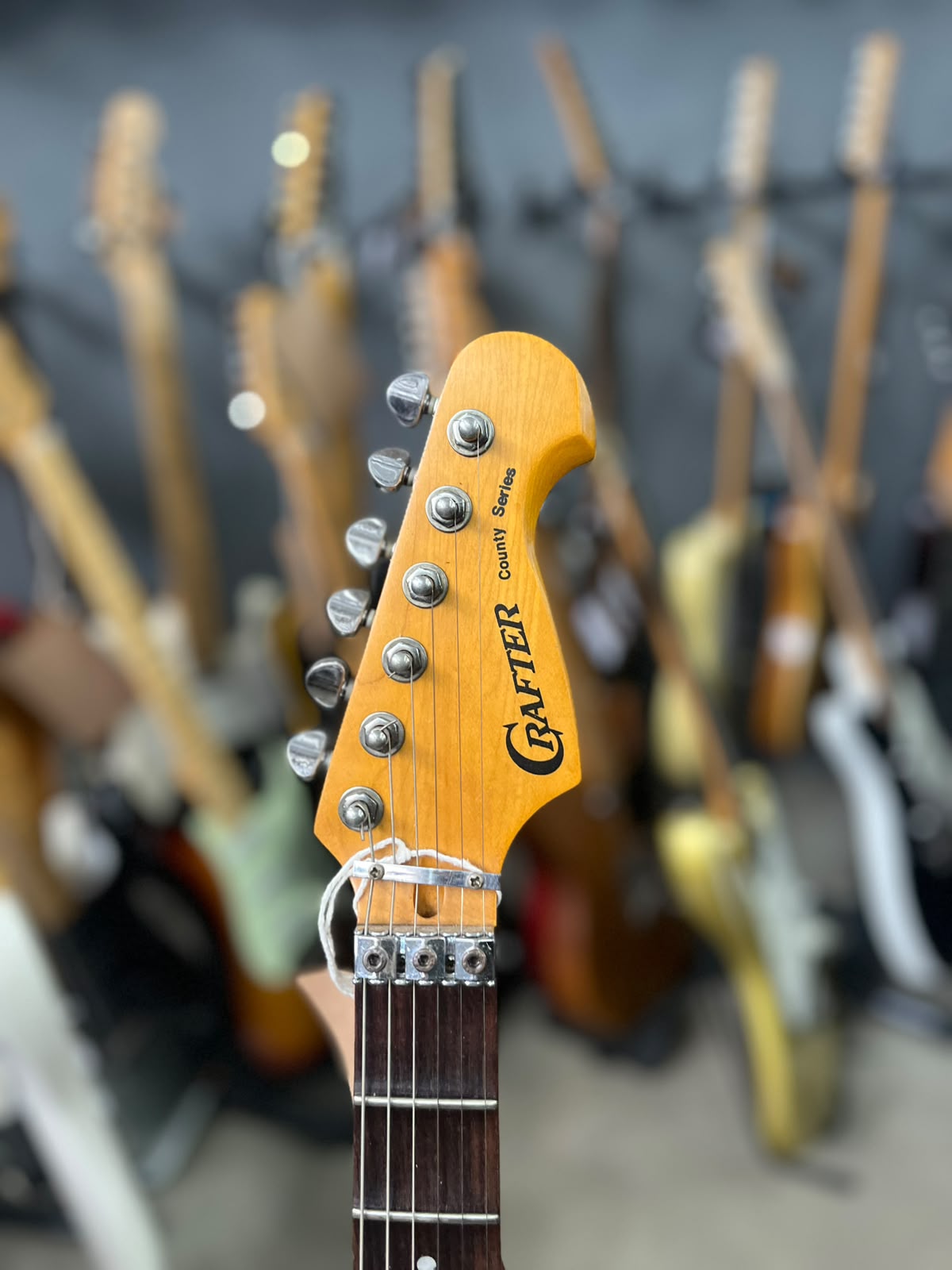 Guitarra Crafter  Modelo; county series Strato Preta miniatura 7
