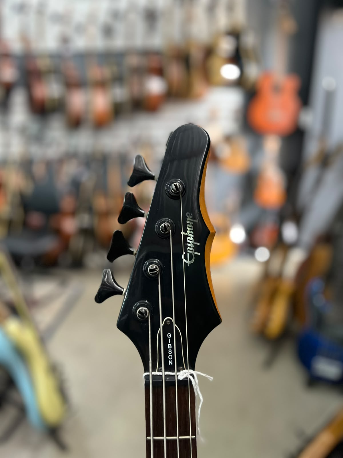 Baixo Marca Epiphone – Modelo: 4 cordas preto com madeira (relicado) miniatura 6