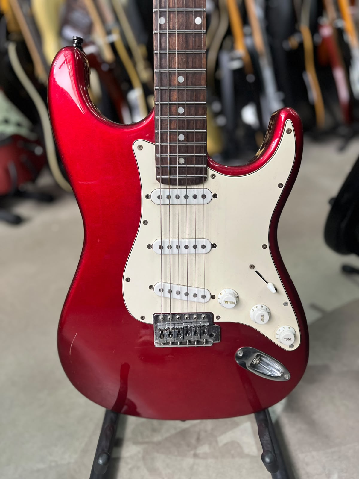 Guitarra Memphis Strato Vermelha  com escudo branco