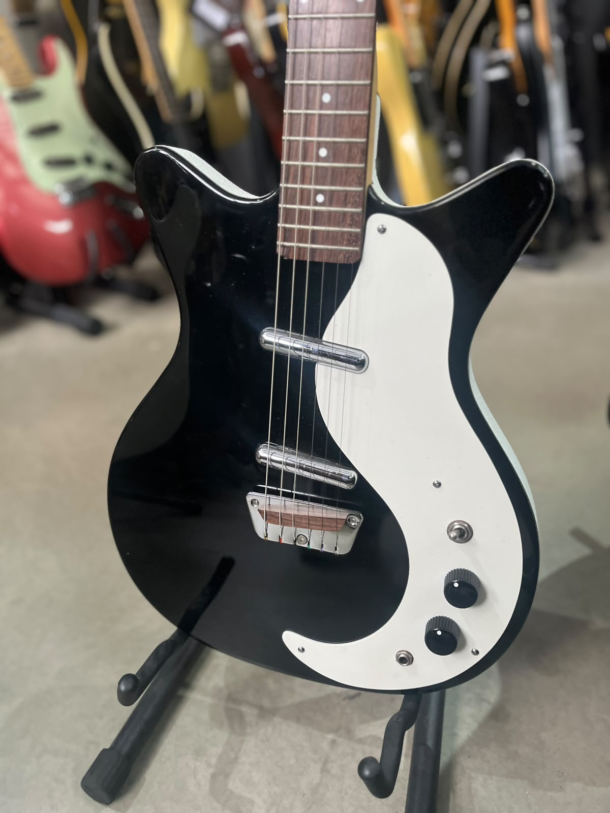 Guitarra Danelectro Stock 59 preta- escudo branco miniatura 2