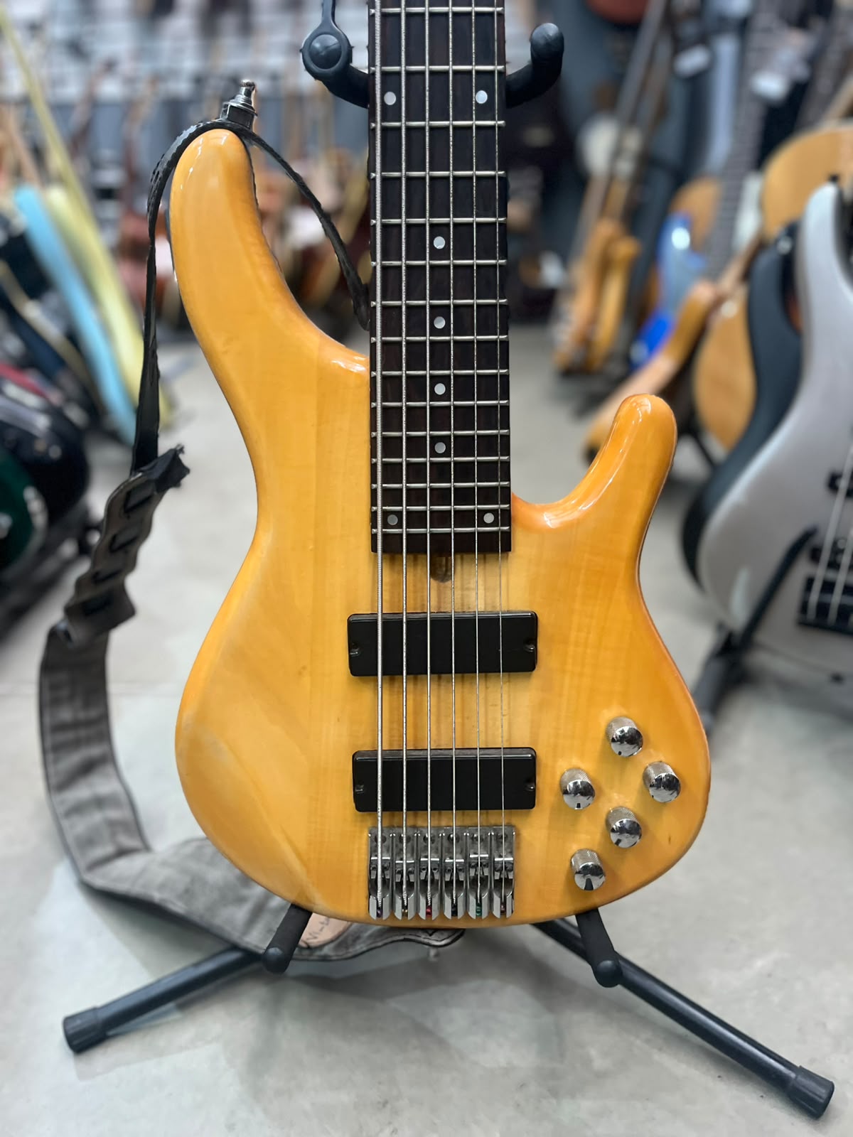 BAIXO TAGIMA MILIIENIUN 6 CORDAS NATURAL