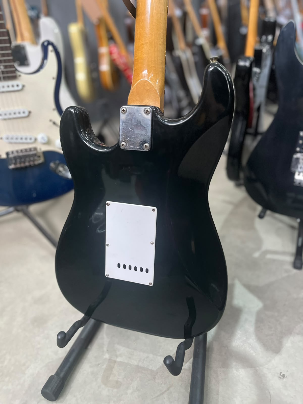 Guitarra Strato Preta escudo creme 7Rkins miniatura 9